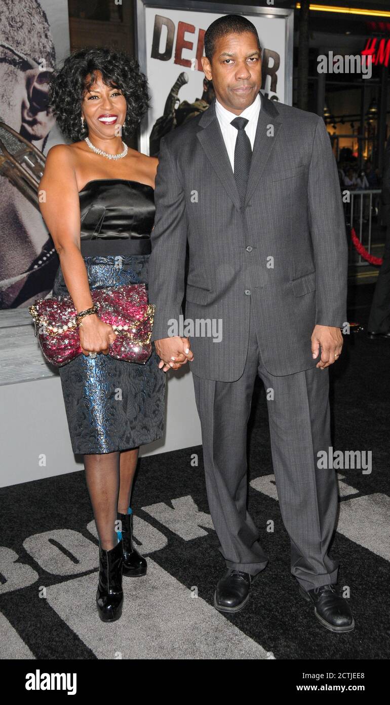 Denzel Washington et Pauletta Washington à la première « The Book of Eli » de Los Angeles au Grauman's Chinese Theatre à Hollywood, CA 11 janvier 2010 Banque D'Images