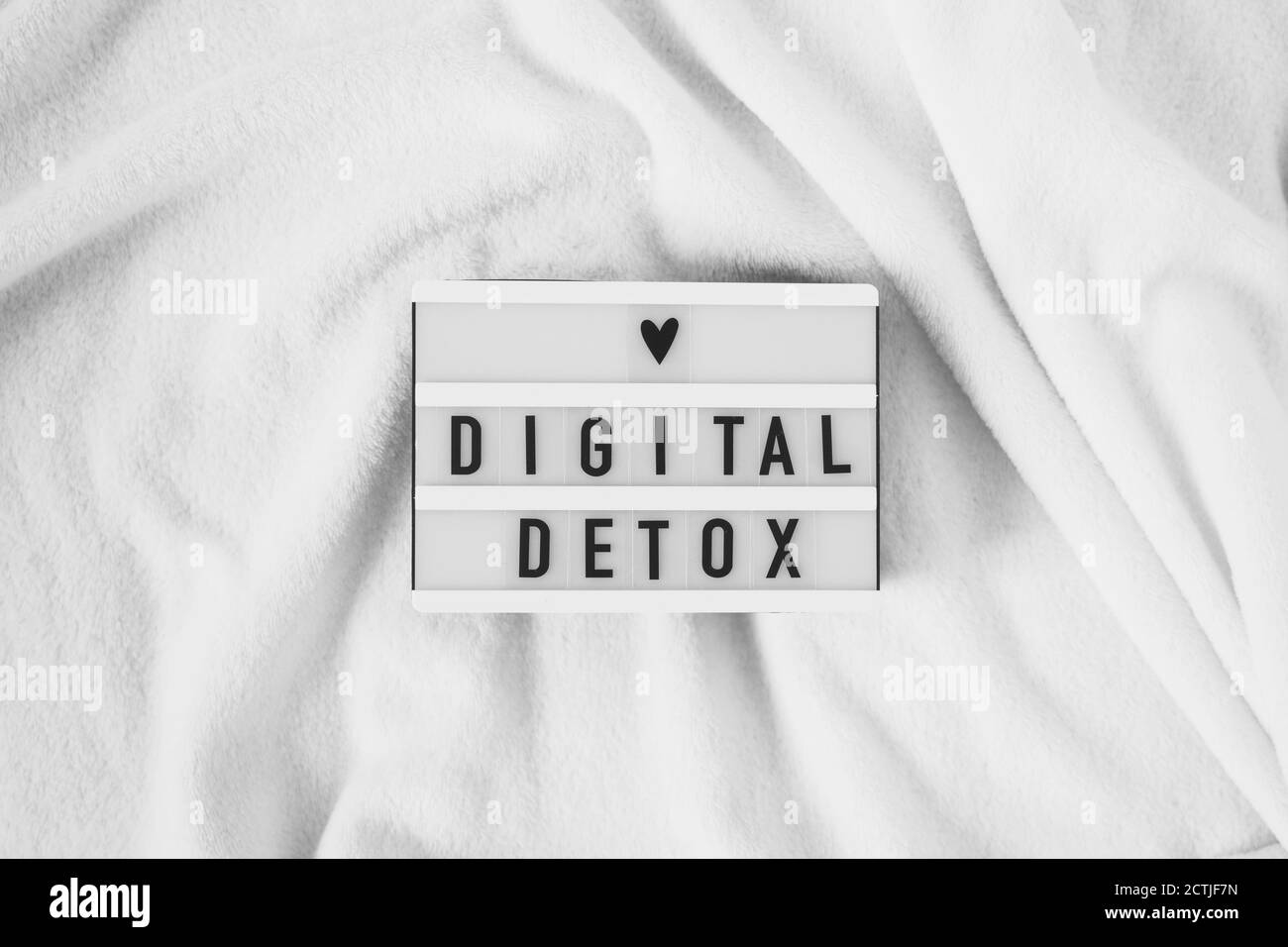 digital detox mots sur la visionneuse blanche. concept de unlpug, rupture de technologie. Banque D'Images