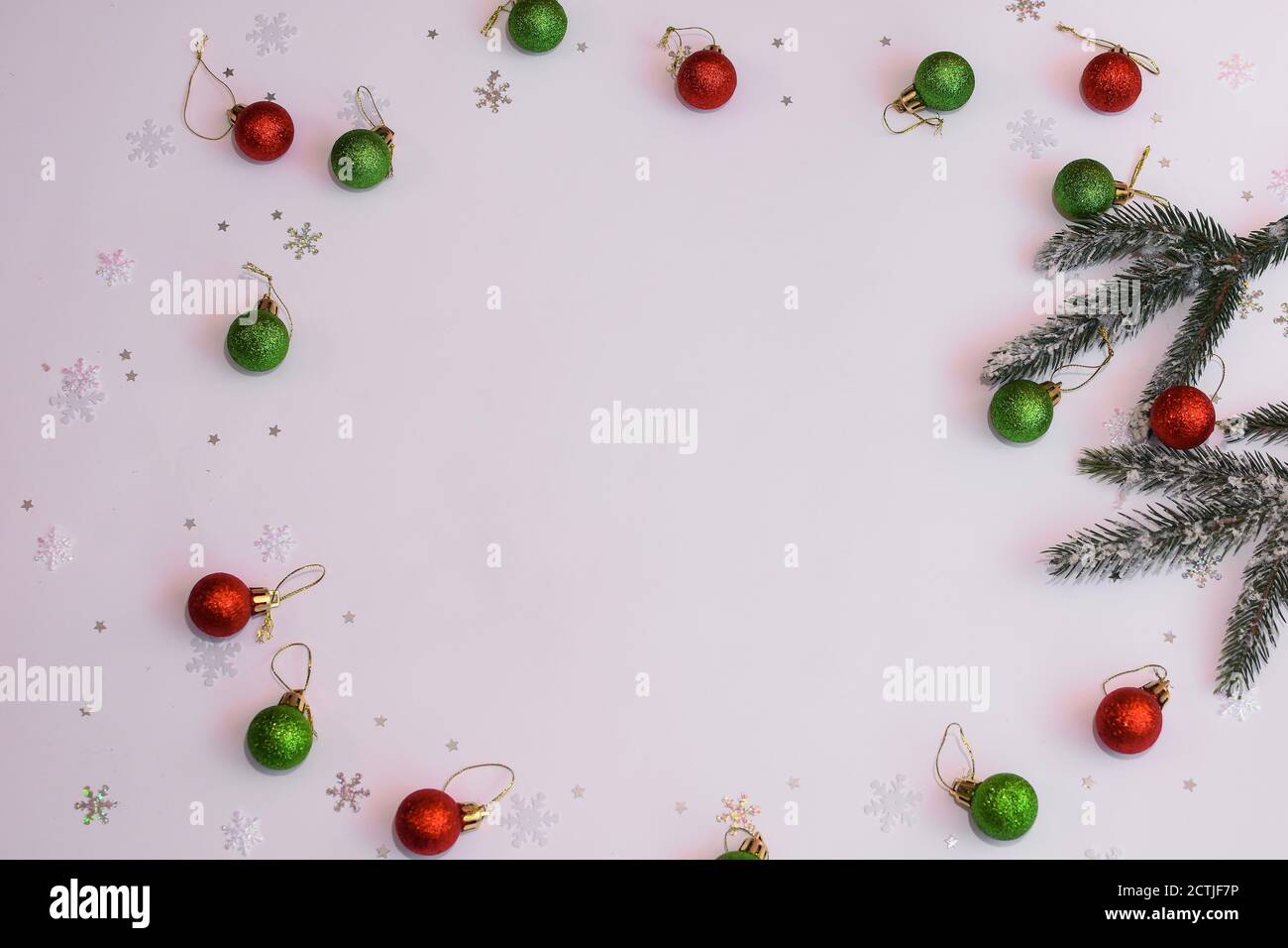 Place pour une inscription sur un fond de Noël avec des flocons de neige Et des boules de Noël Banque D'Images
