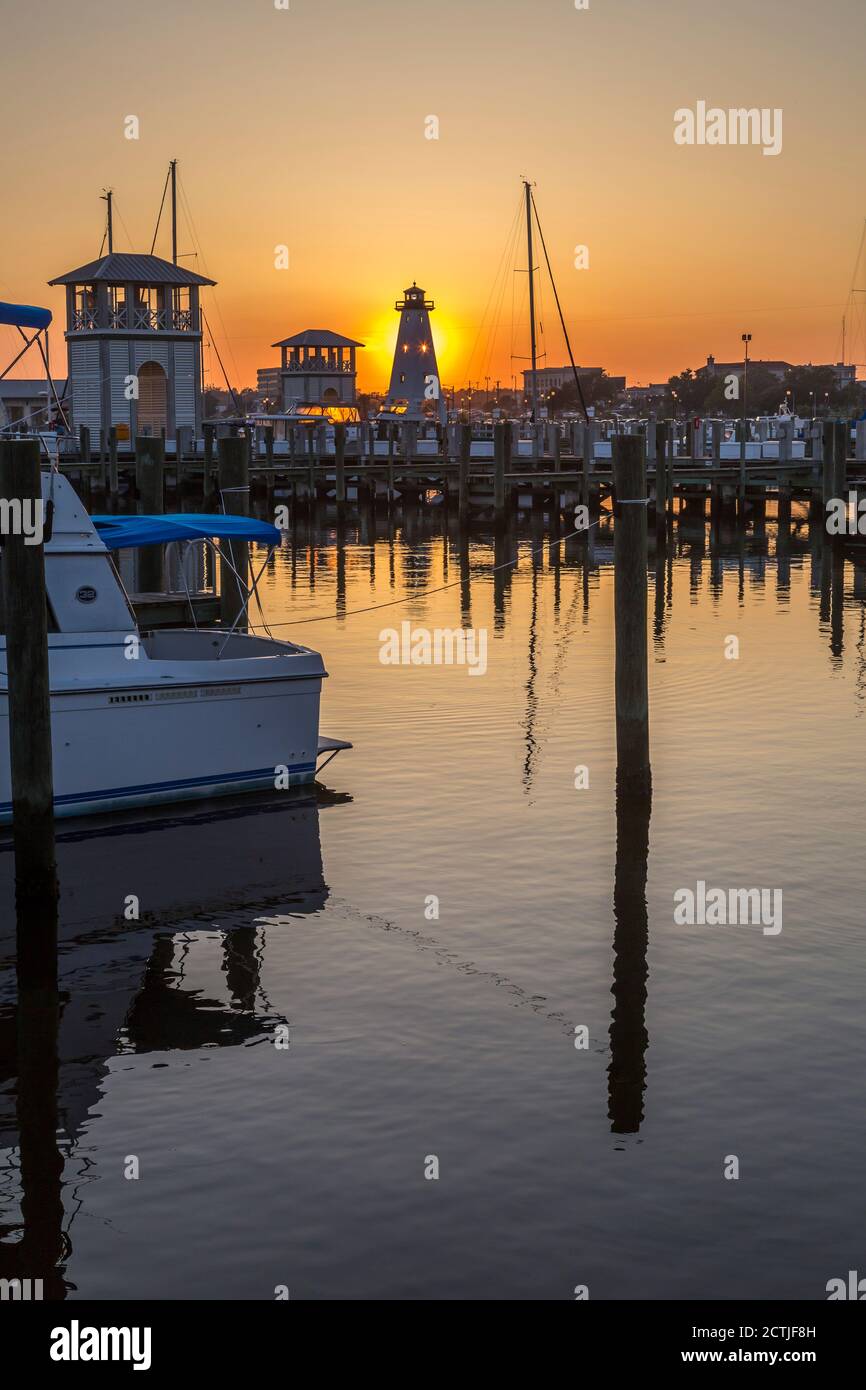 Phare au port pour petits bateaux à Gulfport, Mississippi, au coucher du soleil Banque D'Images Phare au port pour petits bateaux à Gulfport, Mississippi, au coucher du soleil Banque D'Images