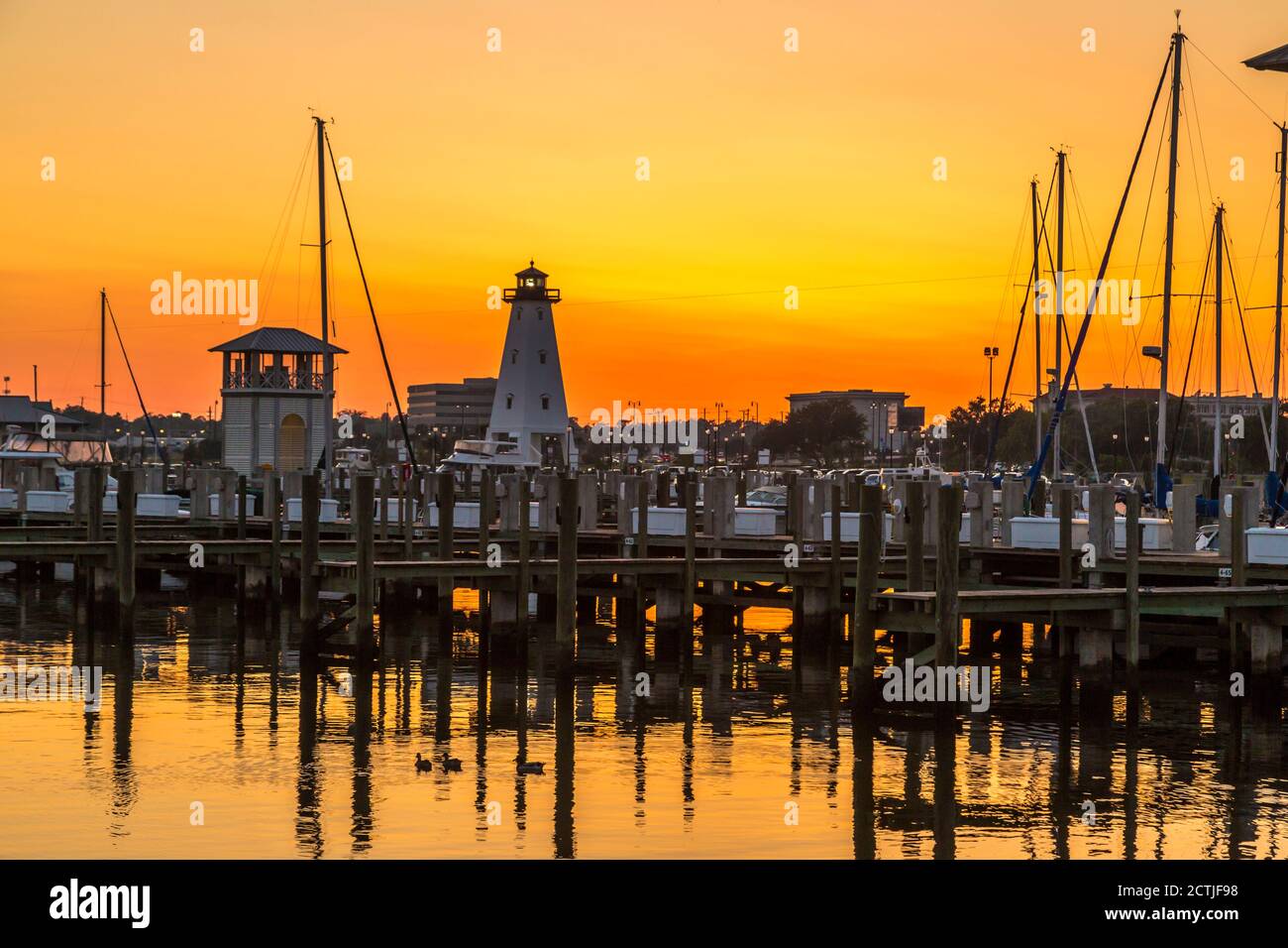 Phare au port pour petits bateaux à Gulfport, Mississippi, au coucher du soleil Banque D'Images