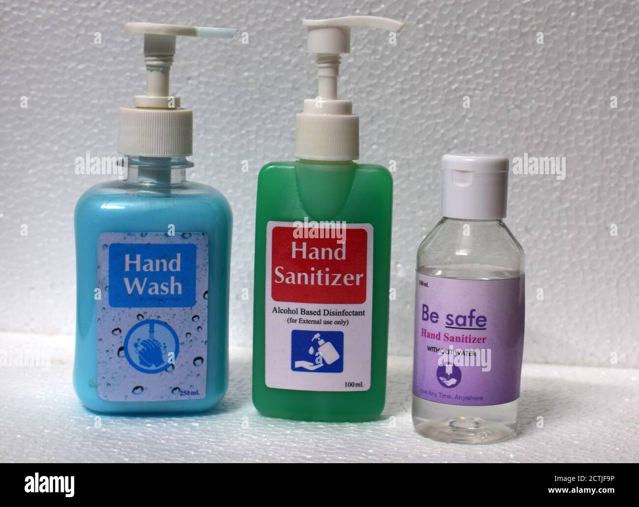 Corona prévention du virus se laver les mains fréquemment et désinfecter les mains Banque D'Images