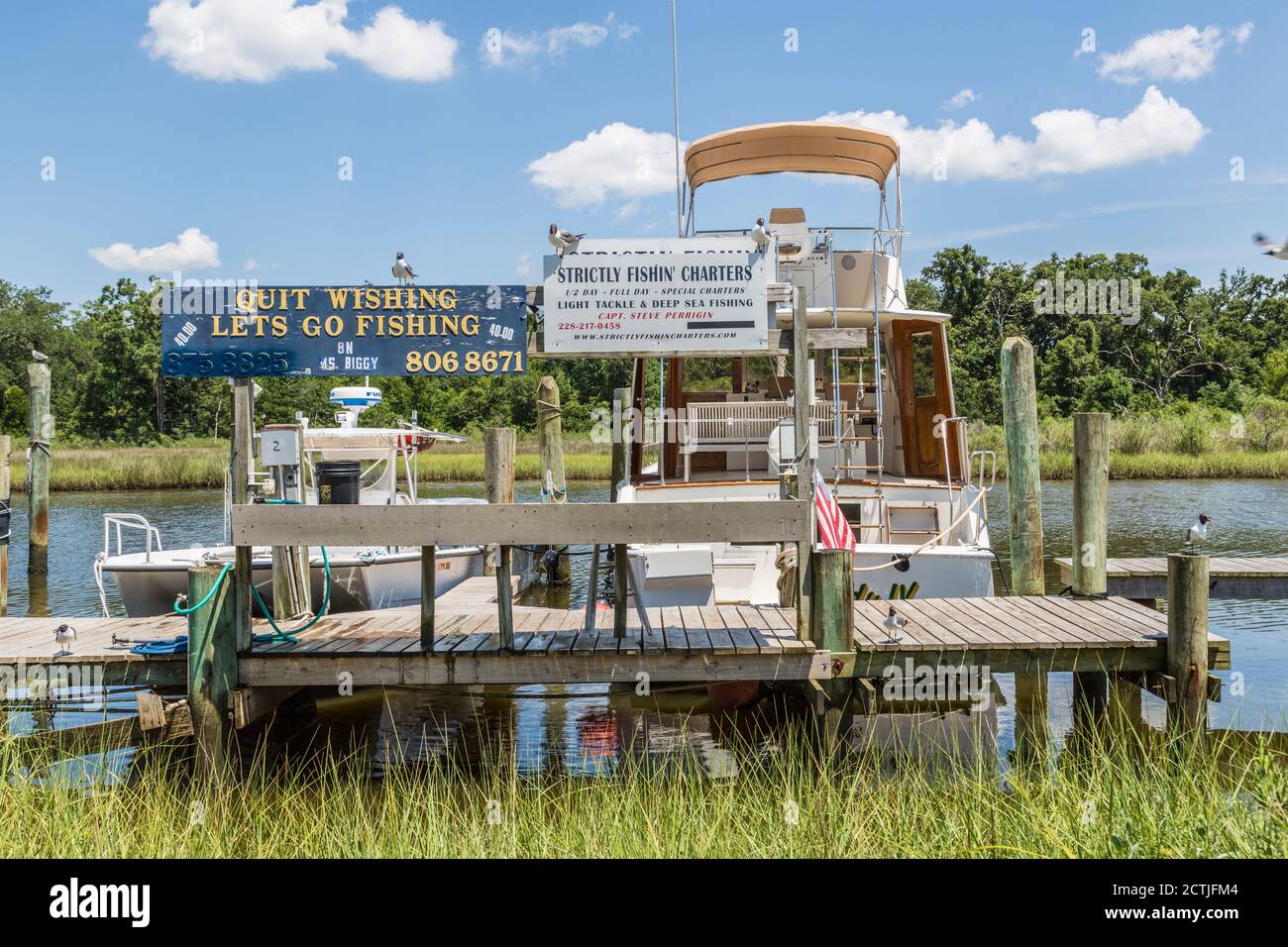 Panneaux indiquant les bateaux de pêche privés à l'arrière-port d'Ocean Springs, Mississippi Banque D'Images