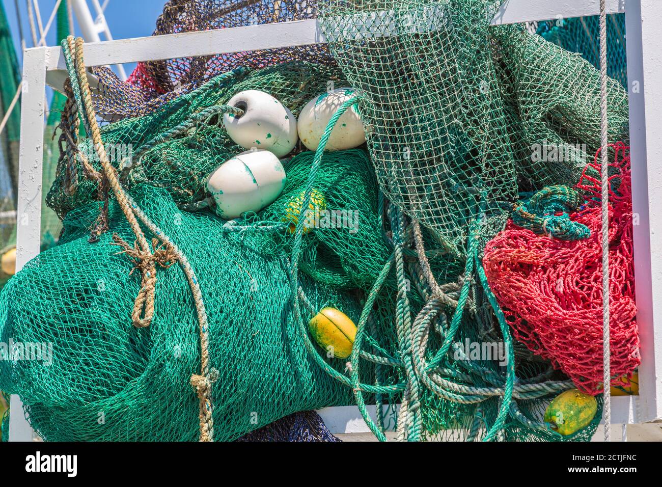 Gros plan de filets sur un bateau à crevettes au quai de l'arrière-port à Ocean Springs, Mississippi Banque D'Images