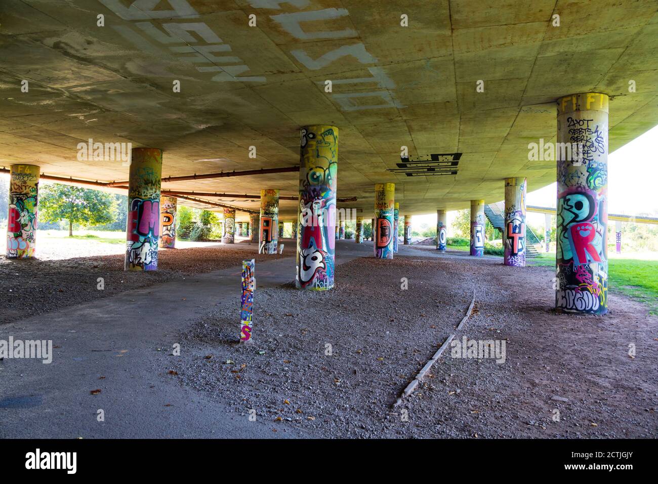 Colonnes de soutien graffitiées sous le pont de la route Brunel Way, A3029. Bristol, Angleterre. Septembre 2020 Banque D'Images