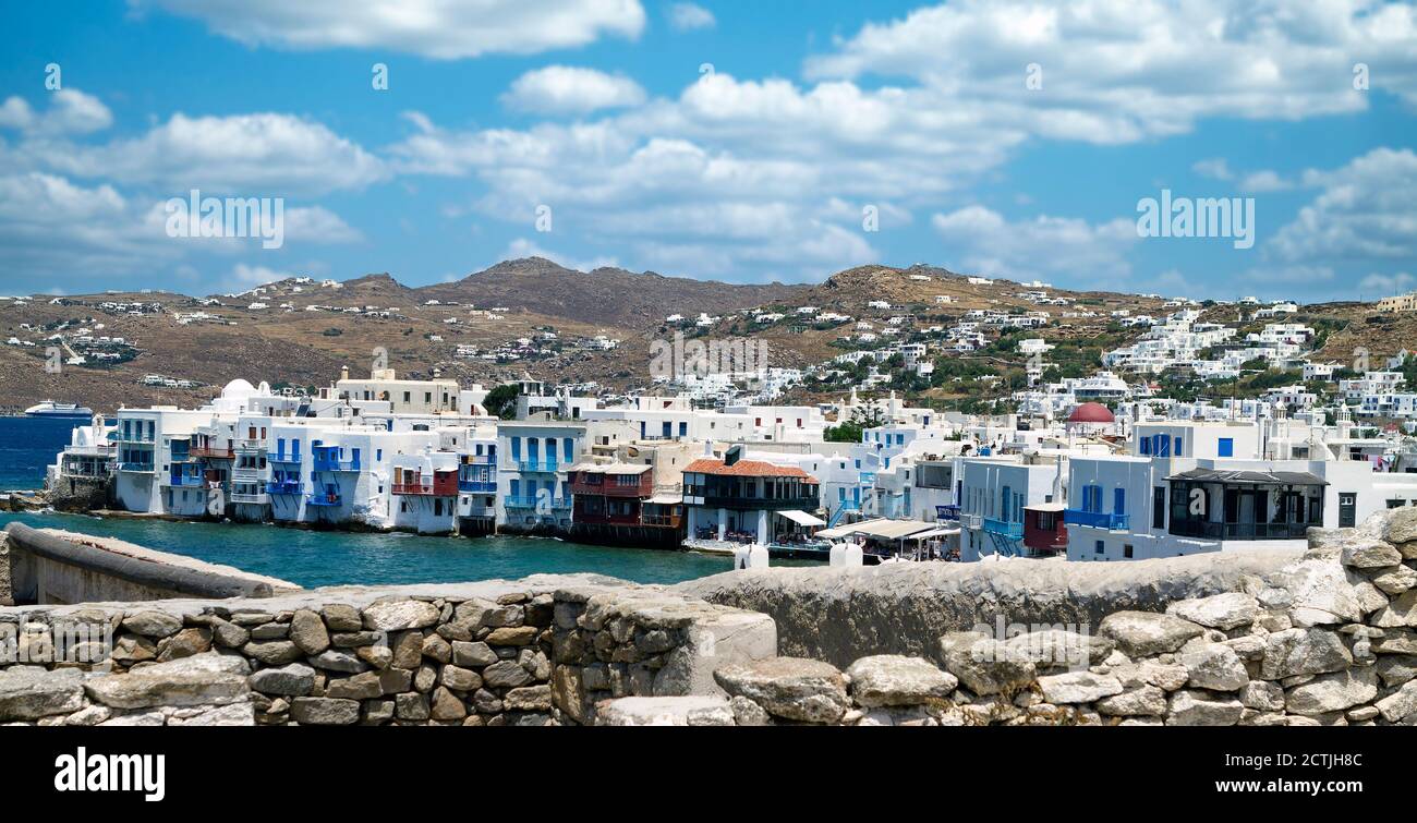 L'île de Mykonos, a vu la région connue sous le nom de petite Venise, une construction pittoresque et typique de l'île grecque. Banque D'Images