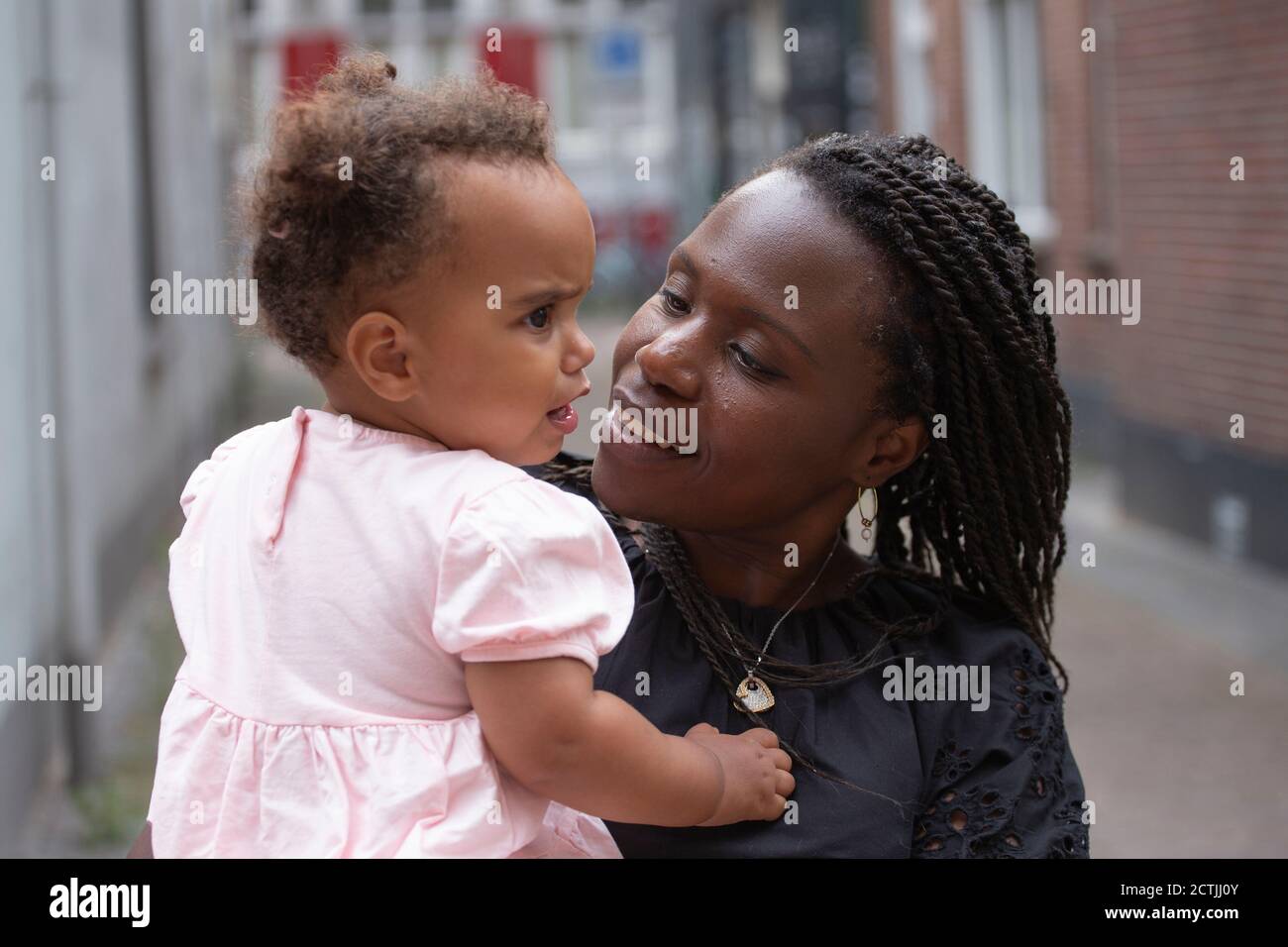 Une Mere Noire Tente De Calmer Sa Fille De Bebe Bouleversee Photo Stock Alamy Une Mere Noire Tente De Calmer Sa Fille De Bebe Bouleversee Photo Stock Alamy