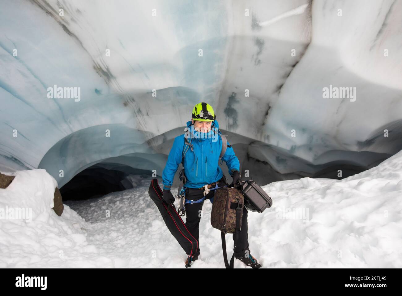 Un scientifique transporte des équipements vidéo de la grotte du glacier pour la recherche climatique Banque D'Images