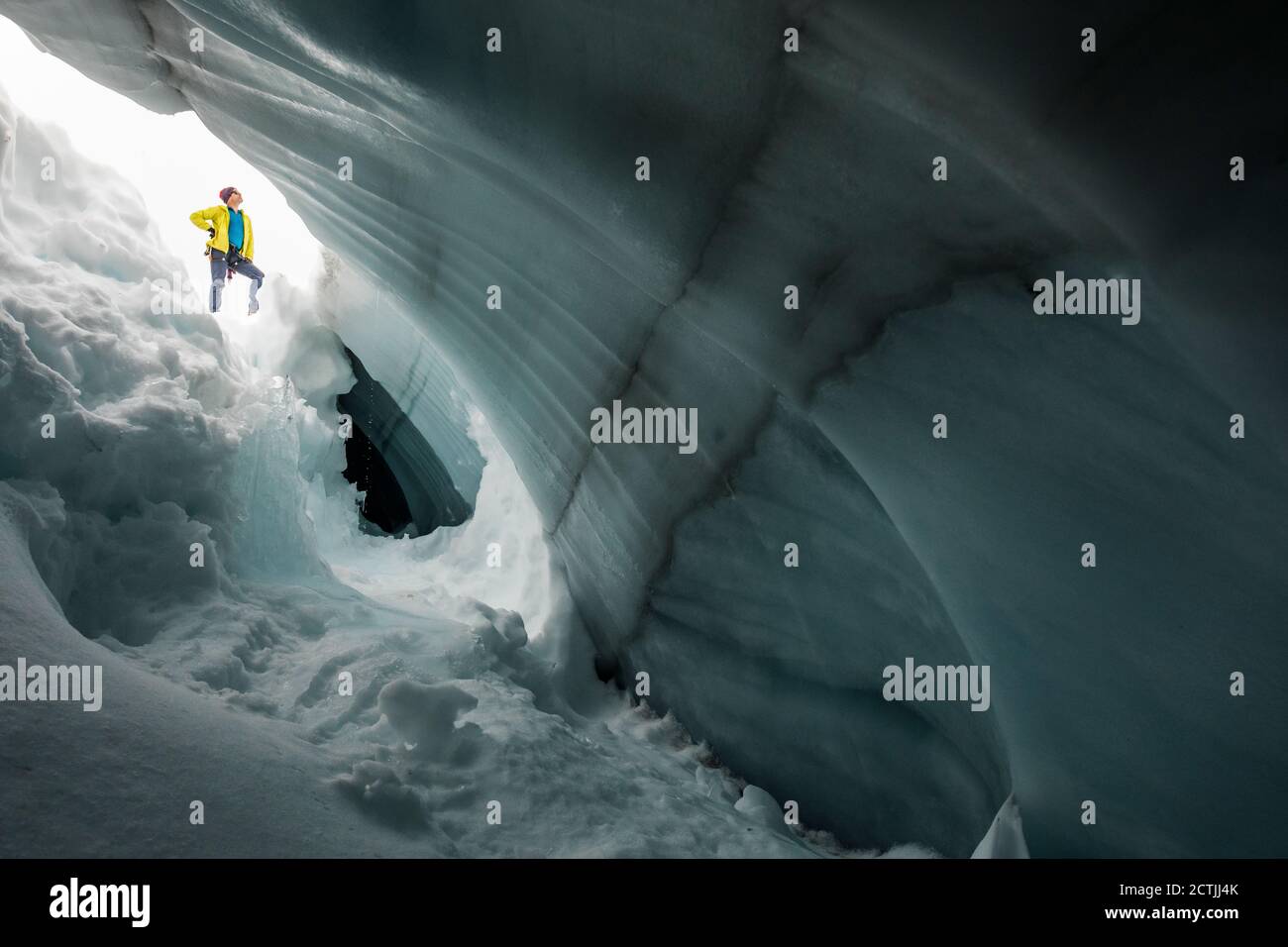 Alpiniste, Paul McSorley, vu à travers la crevasse glaciaire. Banque D'Images
