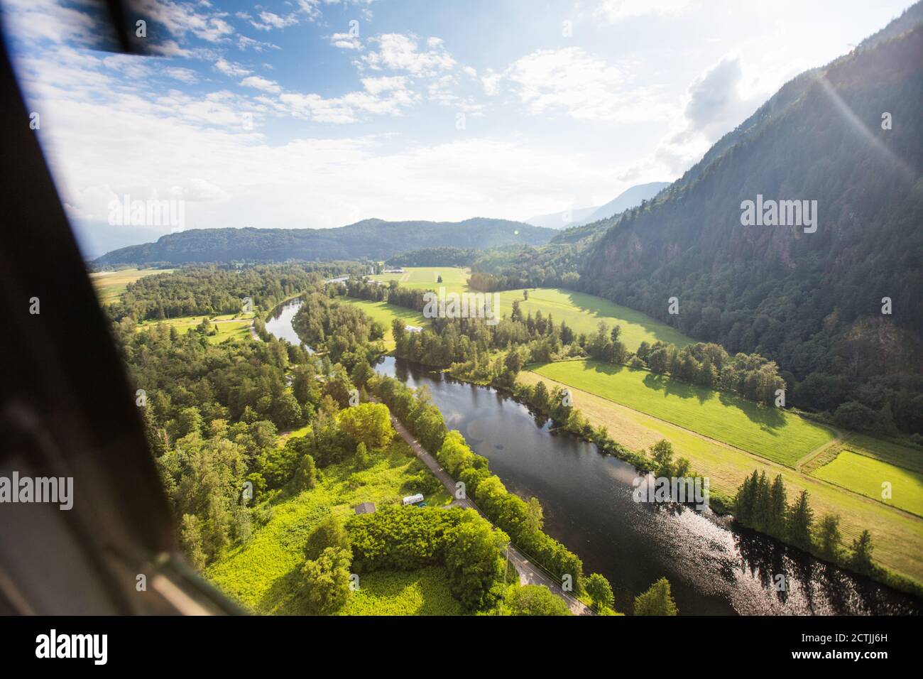 Vue sur le paysage luxuriant et la rivière près de Mission, en Colombie-Britannique. Banque D'Images