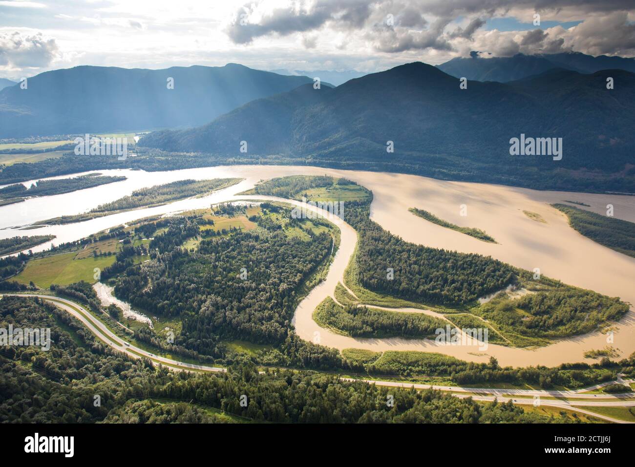 La route transcanadienne et le fleuve Fraser dans Flood près de Hope, en Colombie-Britannique Banque D'Images