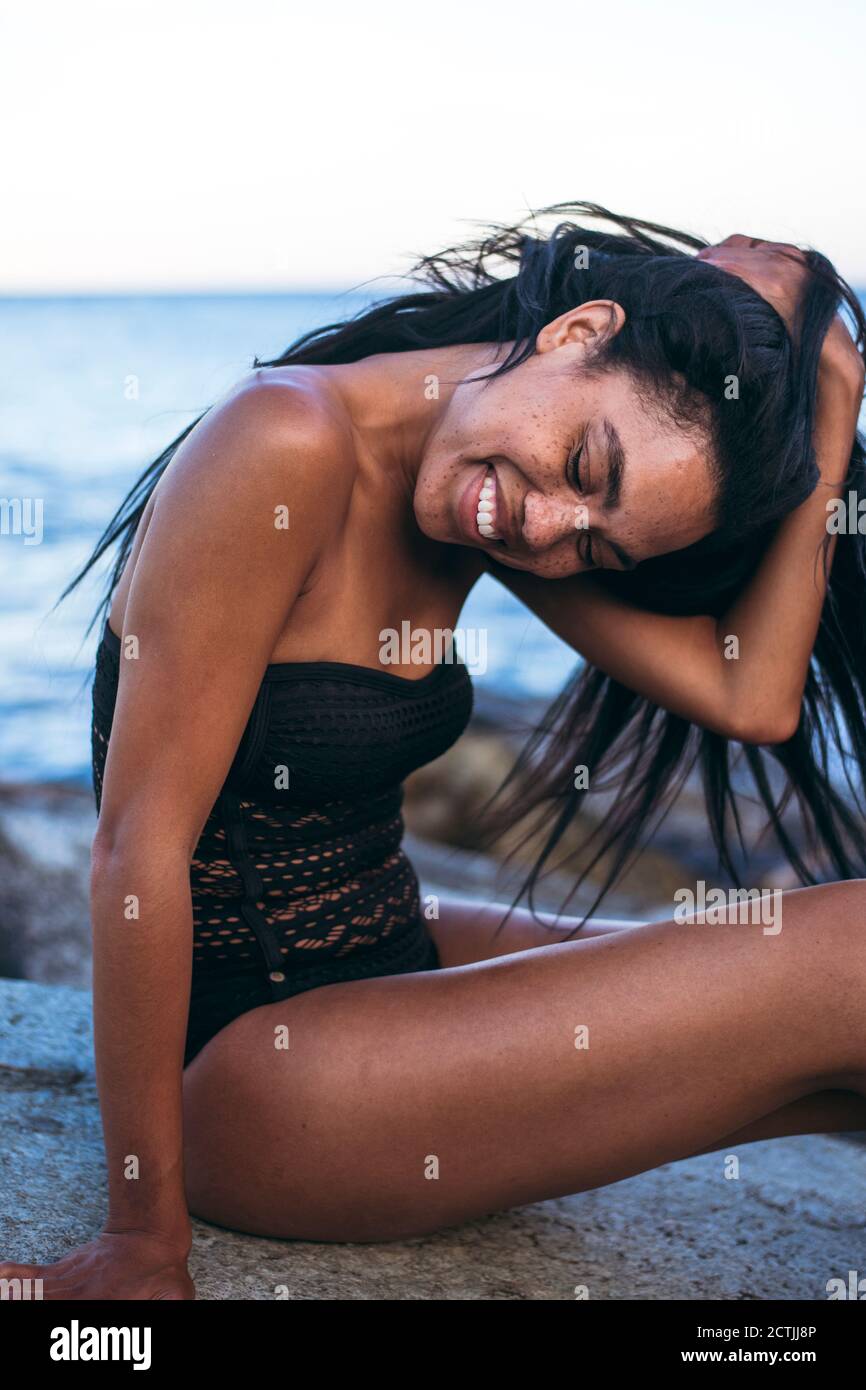 Portrait de style de vie de femme noire multiraciale près de l'océan dans un maillot de bain Banque D'Images