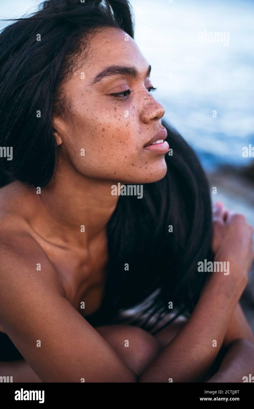 Portrait de style de vie de femme noire multiraciale près de l'océan dans un maillot de bain Banque D'Images