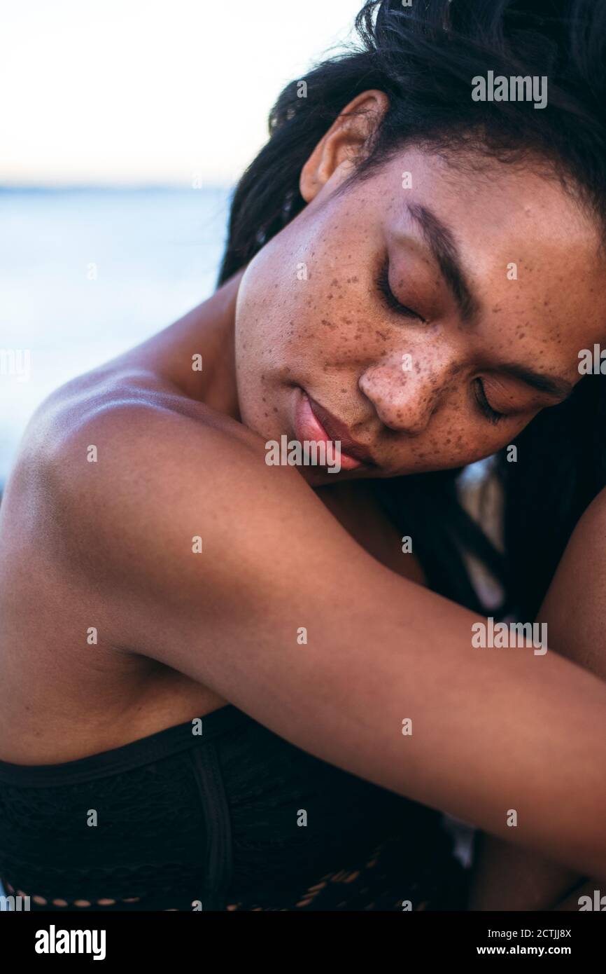 Portrait de style de vie de femme noire multiraciale près de l'océan dans un maillot de bain Banque D'Images