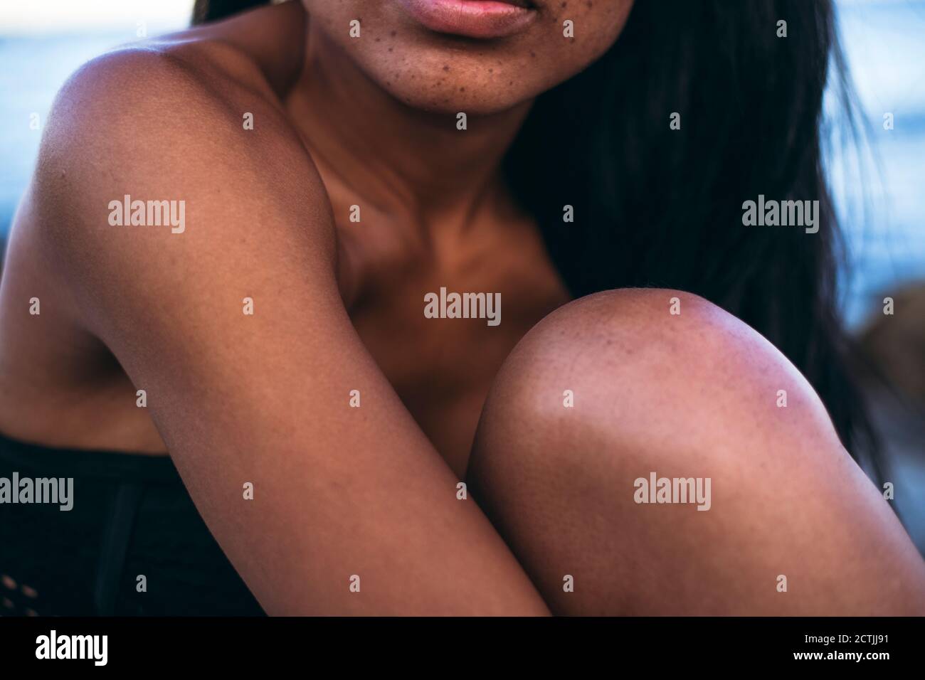 Portrait de style de vie de femme noire multiraciale près de l'océan dans un maillot de bain Banque D'Images