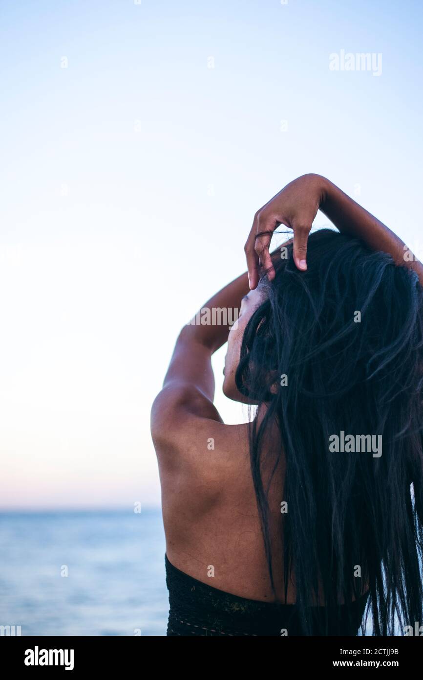 Portrait de style de vie de femme noire multiraciale près de l'océan dans un maillot de bain Banque D'Images