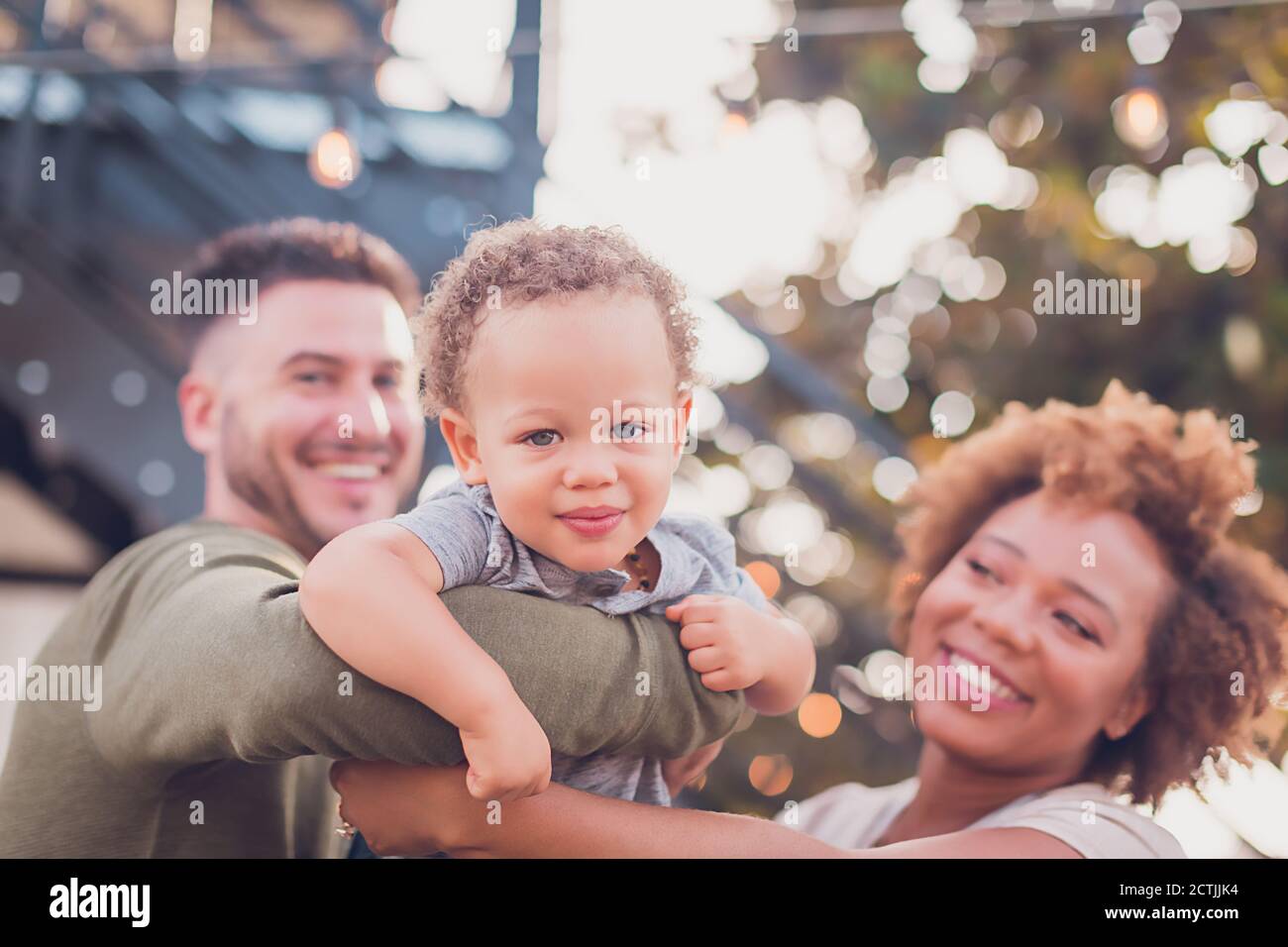 Maman Noire Et Papa Blanc Tenant Bebe Garcon Et Jouant Avion Photo Stock Alamy