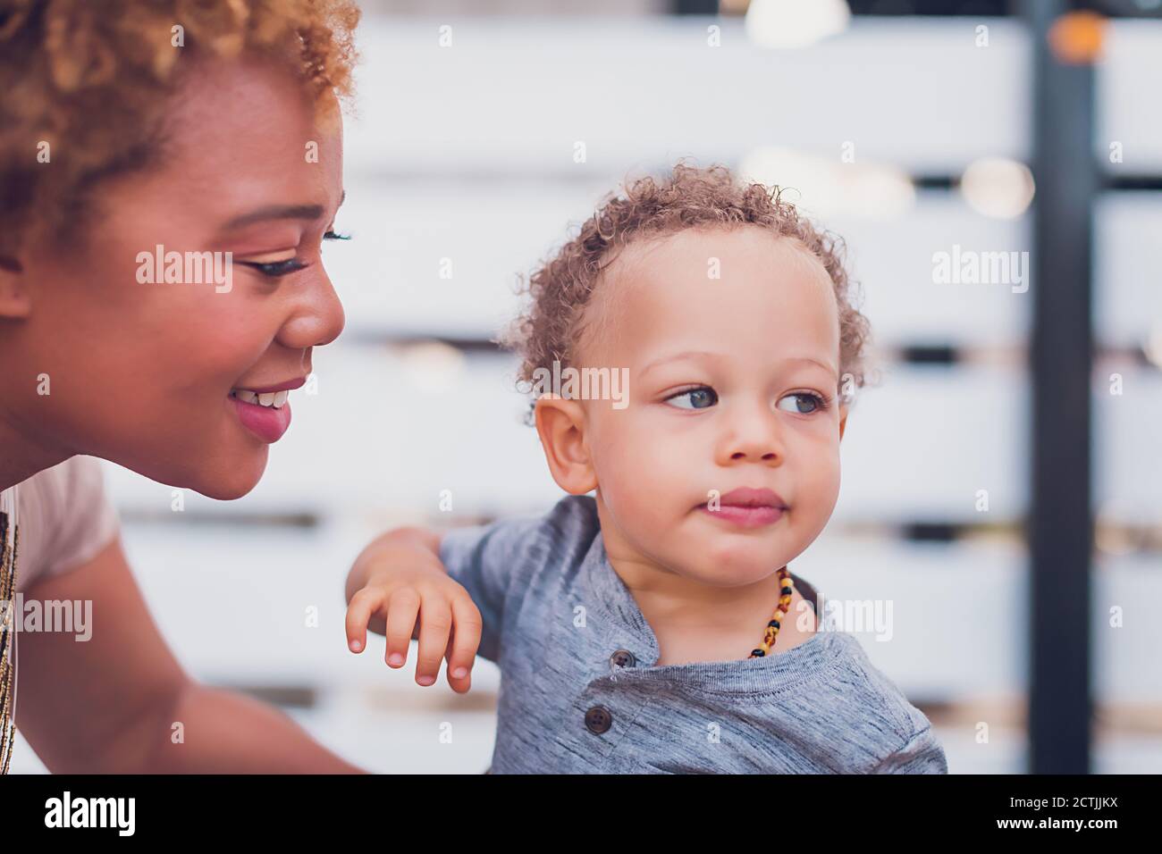 Maman Qui Regarde Et Sourit A Son Bebe Et A Son Bebe Qui Regarde Loin Photo Stock Alamy