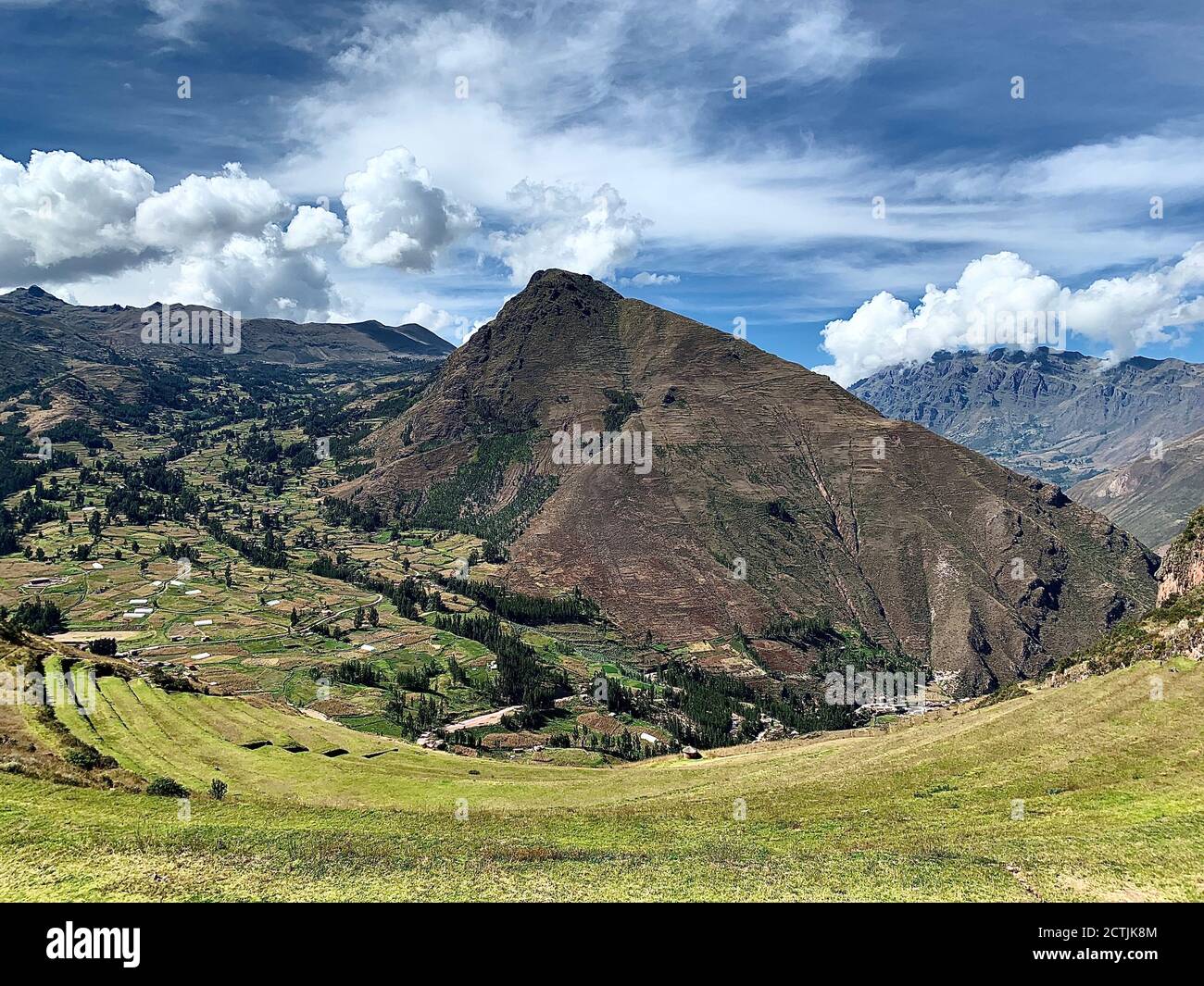 Pittoresque vallée sacrée des Incas au Pérou, alias Vallée d'Urubamba et connue sous le nom d'El Valle Sagrado. Magnifique paysage de montagne des Andes. Banque D'Images