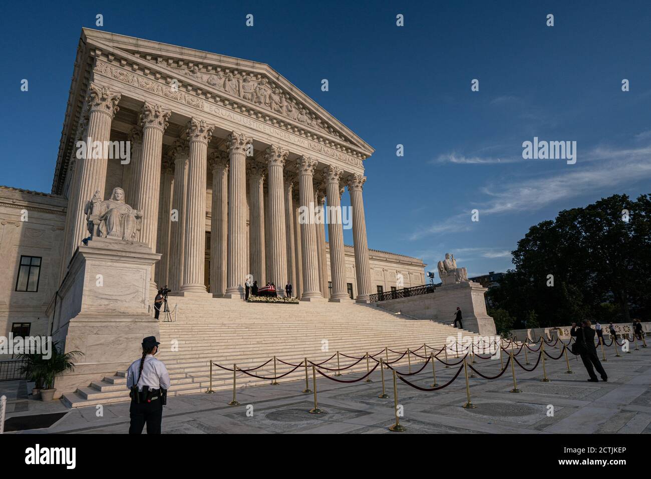 Washington, États-Unis. 23 septembre 2020. La vice-présidente Pence et la deuxième dame Karen Pence respectent la juge associée Ruth Bader Ginsburg, alors qu'elle se trouve au sommet des étapes de la Cour suprême le 23 septembre 2020 à Washington DC. (Photo de Ken Cedeno/Sipa USA) crédit: SIPA USA/Alay Live News Banque D'Images