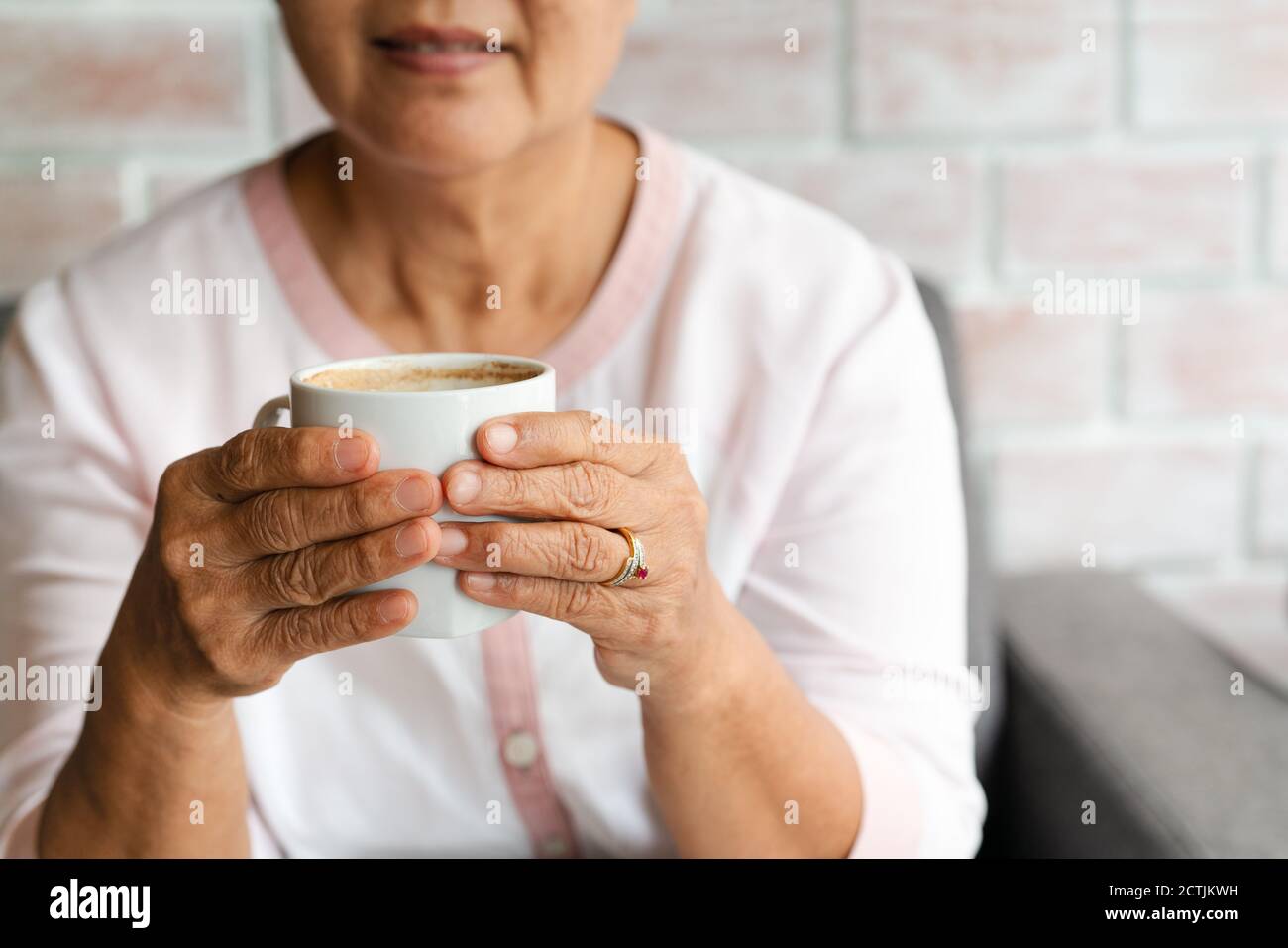 Vieille Femme tenir une tasse de café chaud boire à la maison Photo Stock -  Alamy