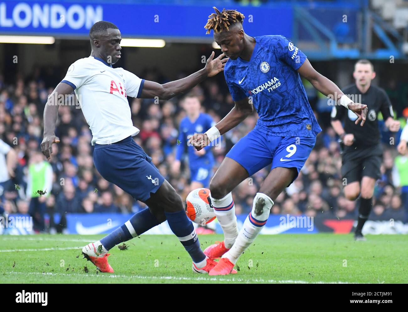 LONDRES, ANGLETERRE - 22 FÉVRIER 2020 : Davinson Sanchez de Tottenham et Tammy Abraham de Chelsea photographiés pendant le match de la première ligue 2019/20 entre Chelsea FC et Tottenham Hotspur FC à Stamford Bridge. Banque D'Images