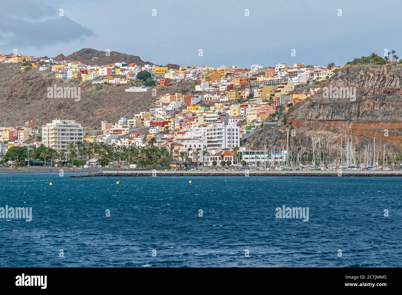 San Sebastian de la Gomera situé dans la vallée Barranco de la Villa vu du terminal des bateaux de croisière avec sa plage, sa marina et son constituant de montagne Banque D'Images