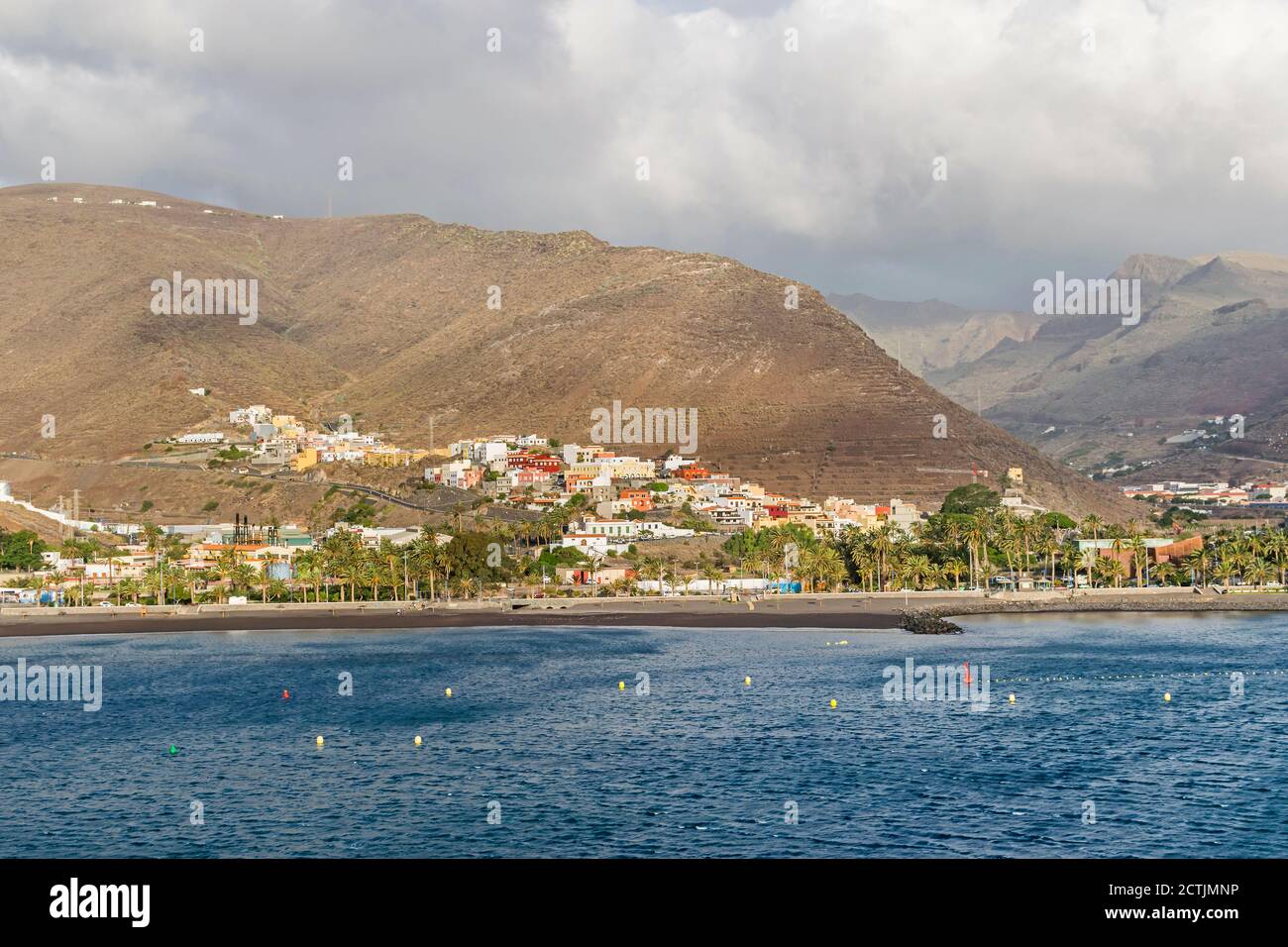 San Sebastian de la Gomera situé dans la vallée de Barranco de la Villa vu du terminal des bateaux de croisière avec sa plage, boulevard Avenida de los Desc Banque D'Images