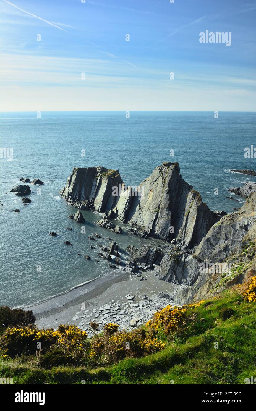 Falaises d'ardoise, phare de Bull point, Mortehoe, Royaume-Uni Banque D'Images