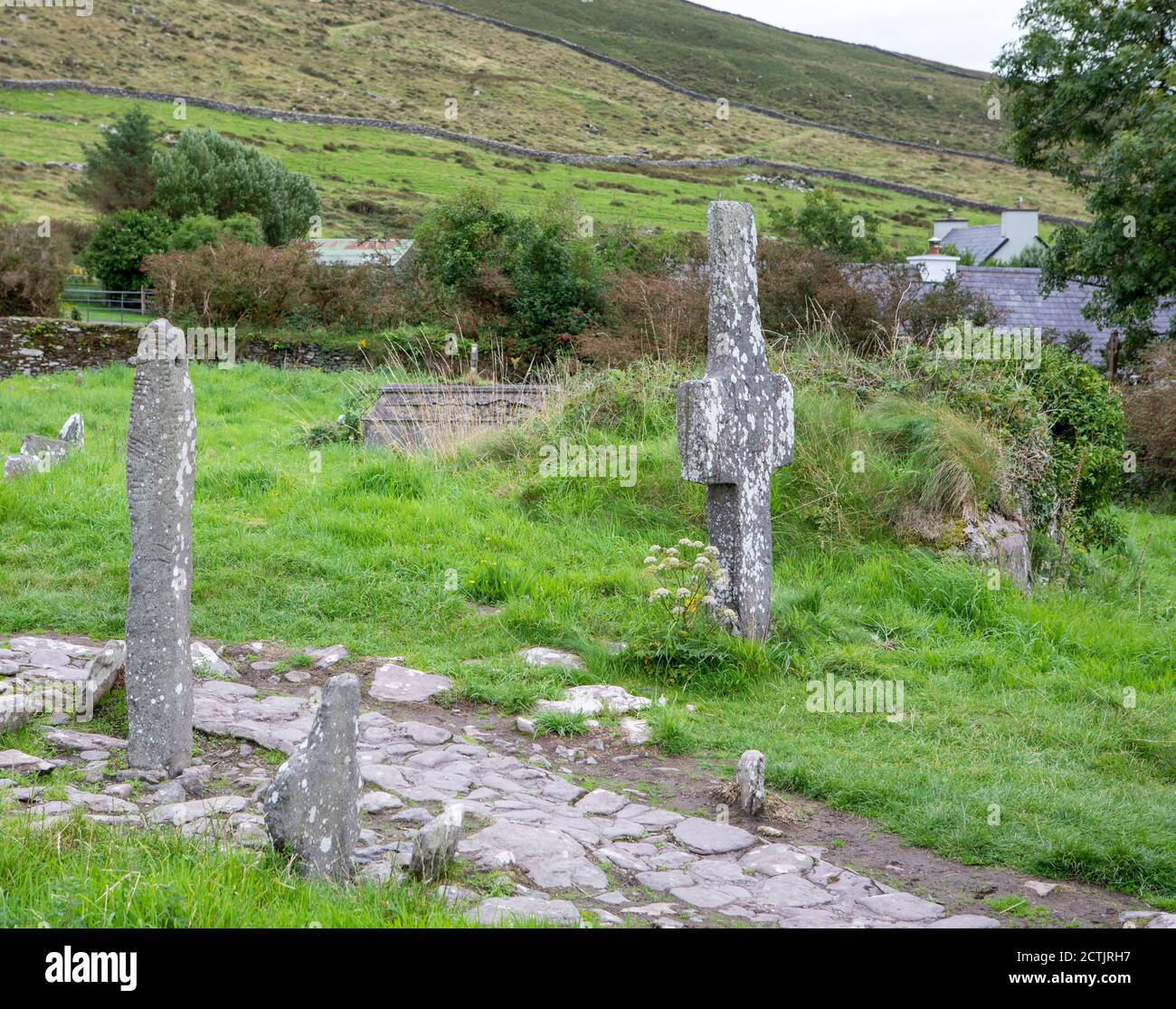 Traversée en pierre aux ruines de l'église Kilmalkedar, comté de Dingle Peninsula Kerry, Irlande Banque D'Images