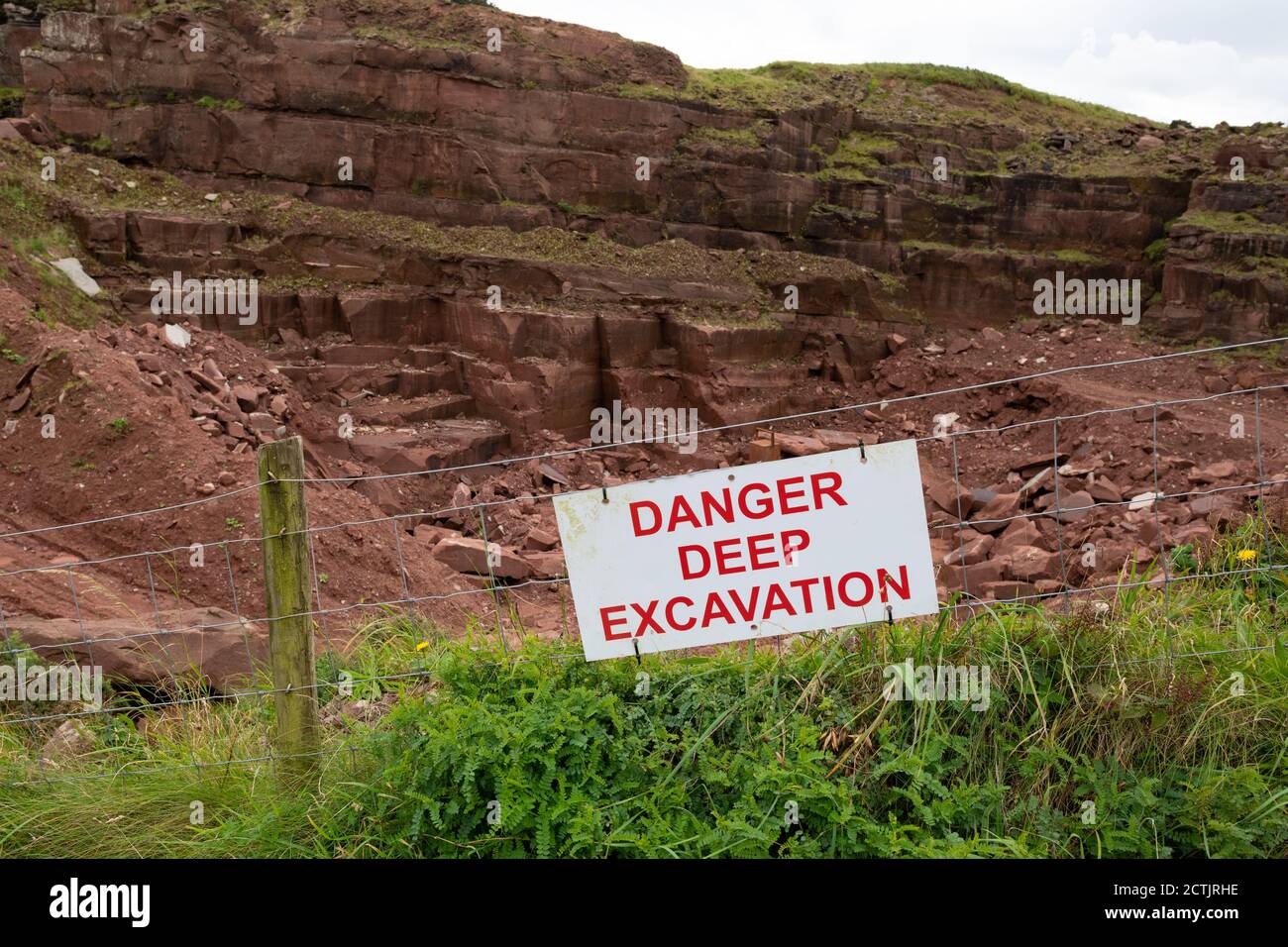 Danger Deep excavation panneau d'avertissement à Marshalls St Bees Quarry, St Bees, Cumbria, Angleterre, Royaume-Uni Banque D'Images