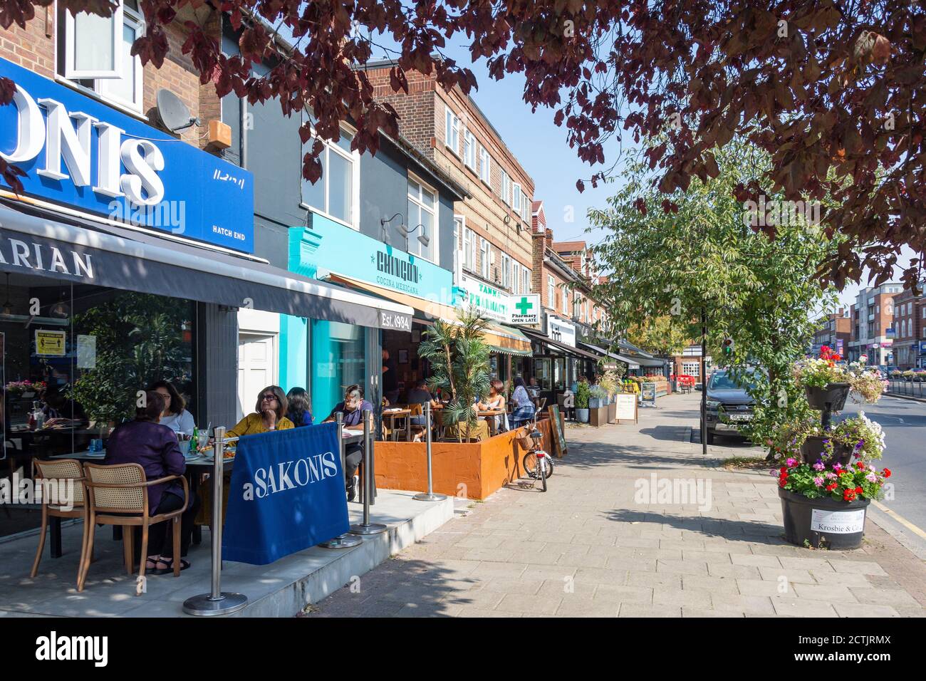 Restaurants en plein air, The Broadway, Hatch End, London Borough of Harrow, Greater London, Angleterre, Royaume-Uni Banque D'Images