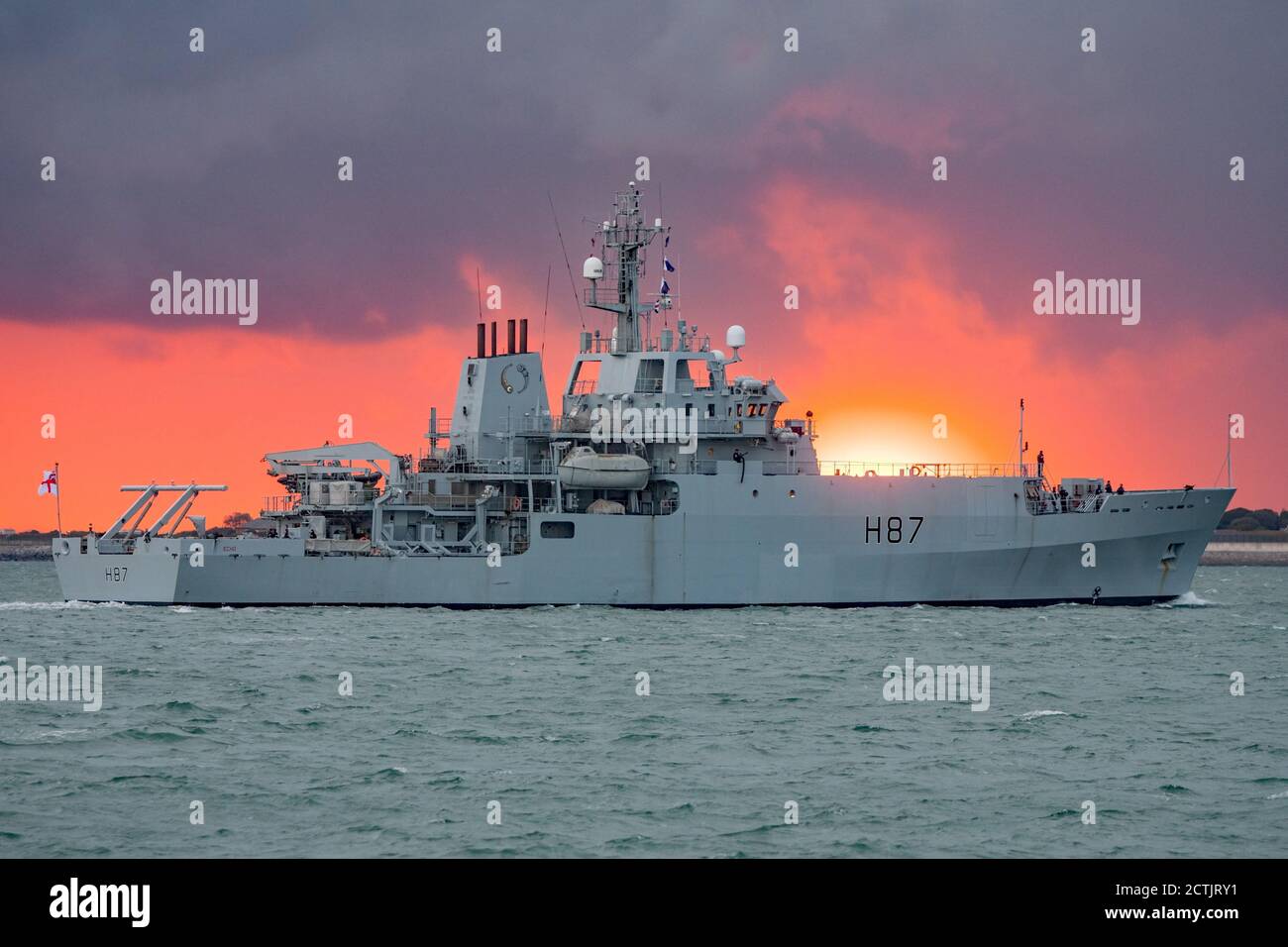 Le navire d'arpentage de la Royal Navy HMS Echo (H87) arrive à Portsmouth (Royaume-Uni) le 23 septembre 2020 avec un spectaculaire coucher de soleil d'une heure d'or en arrière-plan. Banque D'Images