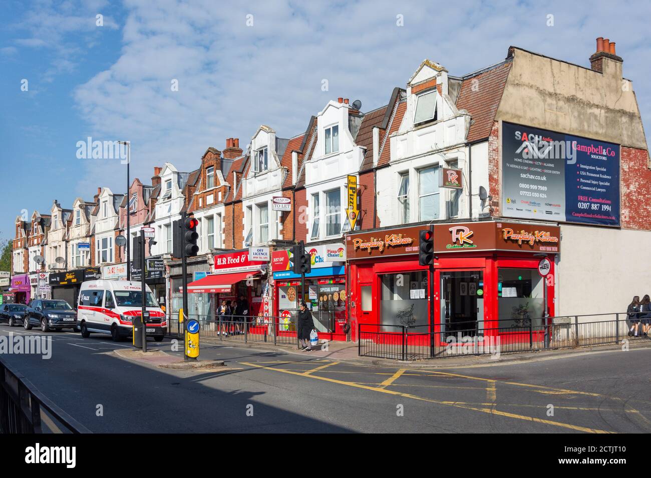 Boutiques et restaurants, High Street, Wealdstone, London Borough of Harrow, Greater London, Angleterre, Royaume-Uni Banque D'Images