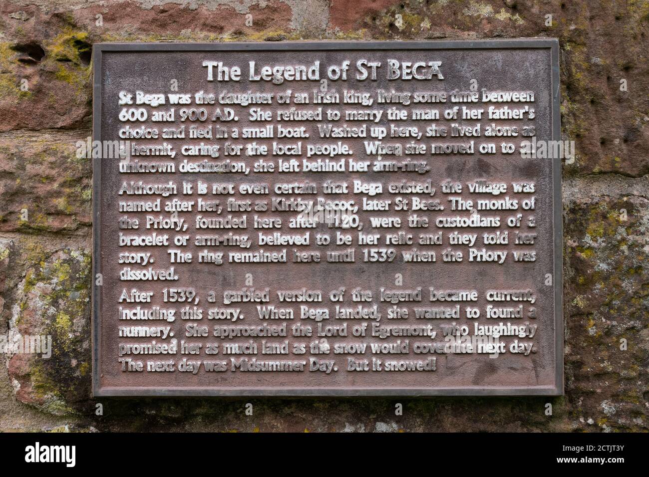 La Légende de St Bega plaque d'information sur la statue de St Bega, St Bees, Cumbria, Angleterre, Royaume-Uni Banque D'Images