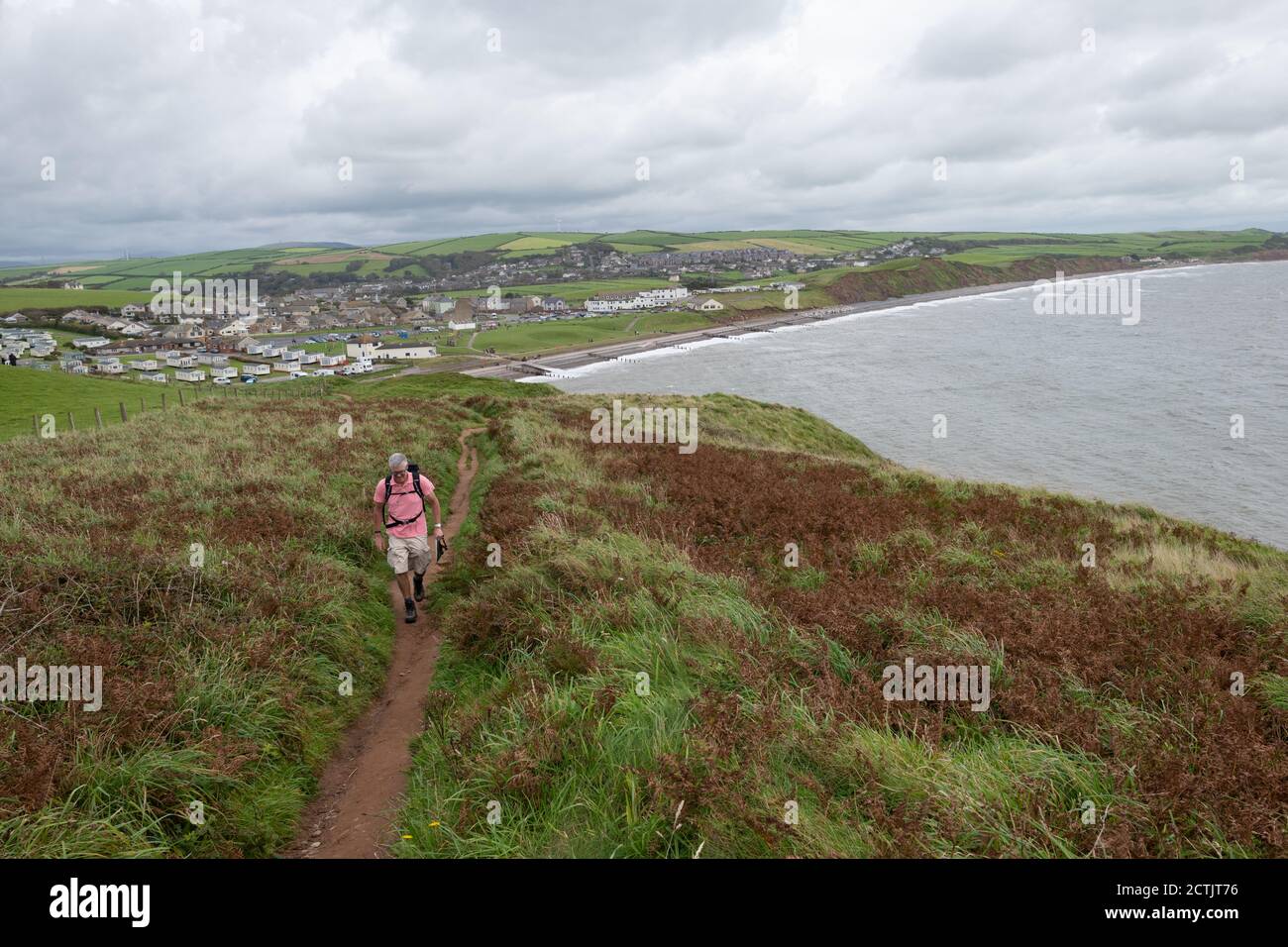 walker quitte St Bees sur la première étape du sentier long-loin de Wainwright, Cumbria, Angleterre, Royaume-Uni Banque D'Images