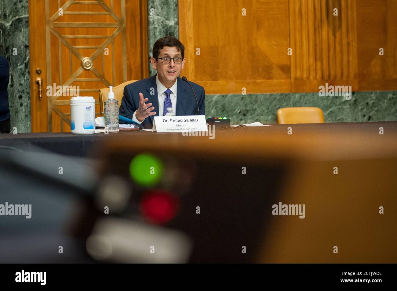 Washington, États-Unis d'Amérique. 23 septembre 2020. Phillip Swagel, directeur du Bureau du budget du Congrès, se présente devant une commission du Sénat sur l'audition du budget pour examiner les perspectives budgétaires actualisées du Bureau du budget du Congrès dans le bâtiment du Bureau du Sénat Dirksen à Capitol Hill à Washington, DC., le mercredi 23 septembre 2020. Credit: Rod Lamkey/CNP | usage dans le monde crédit: dpa/Alay Live News Banque D'Images