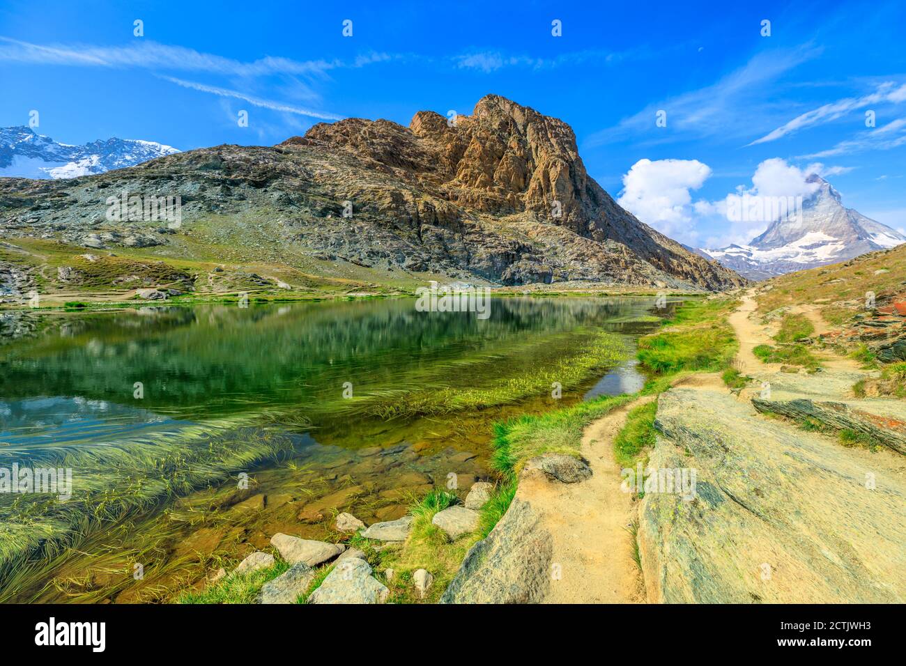 Lac Riffelsee avec Mont Cervin ou Cervino et Alpes suisses. Zermatt, canton du Valais, Suisse. Riffelsee est situé sur le sentier de Riffelseeweg Banque D'Images
