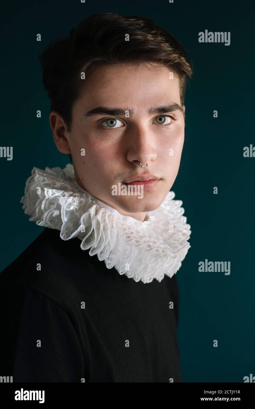 Beau jeune homme avec col de protection contre le mur à la maison Banque D'Images