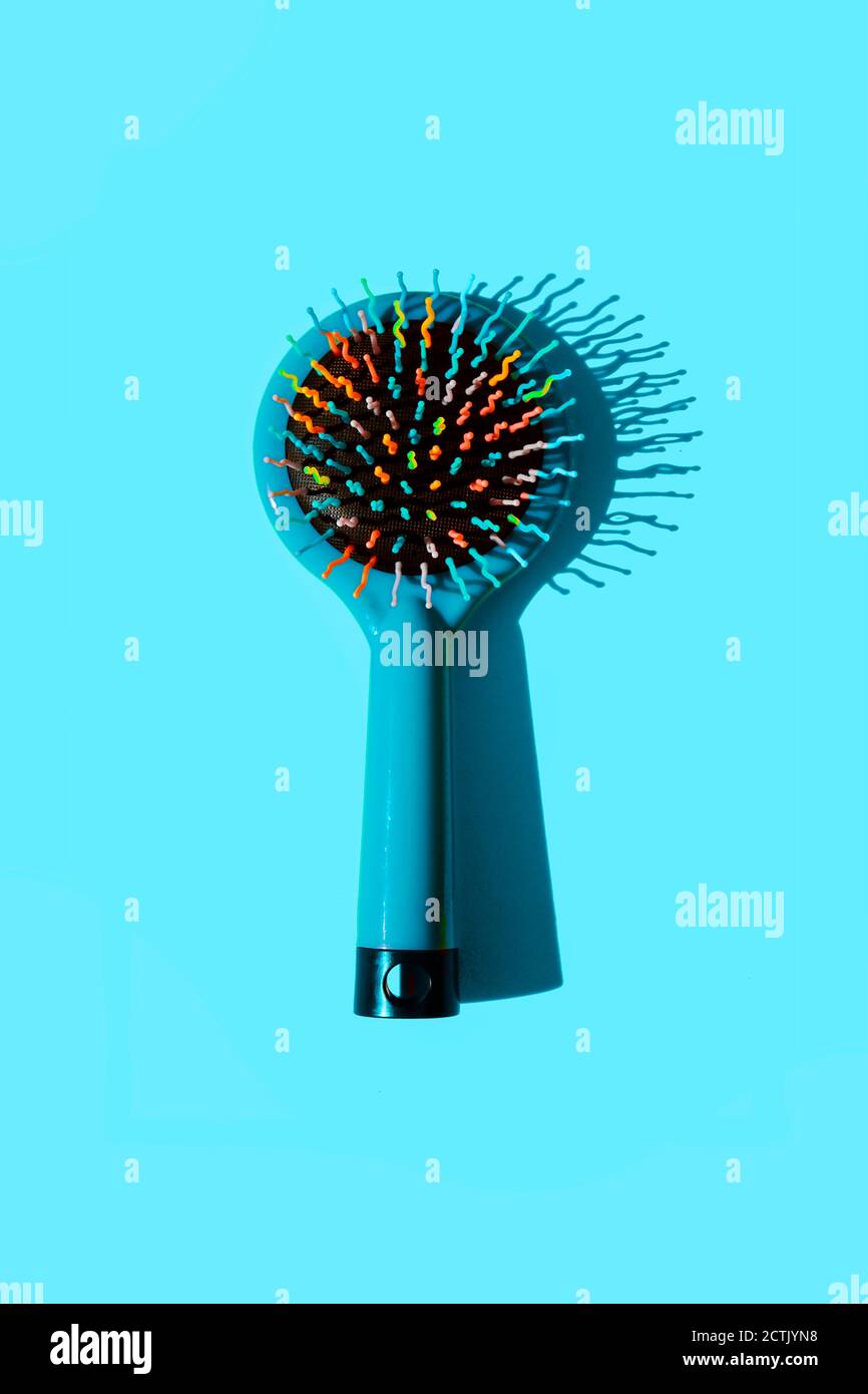 Photo studio de la brosse à cheveux bleue Banque D'Images