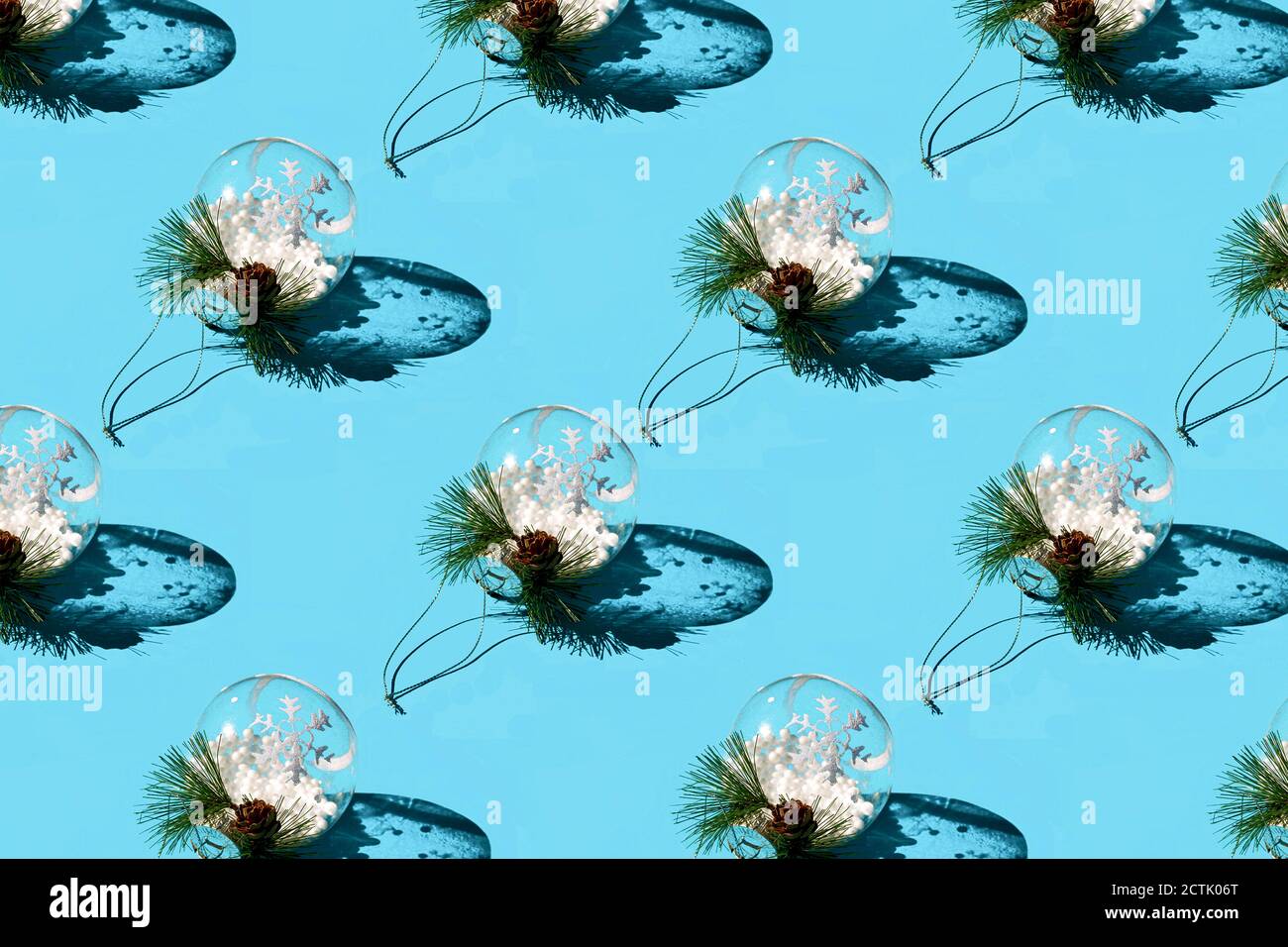 Motif de décorations de Noël sur fond bleu Banque D'Images