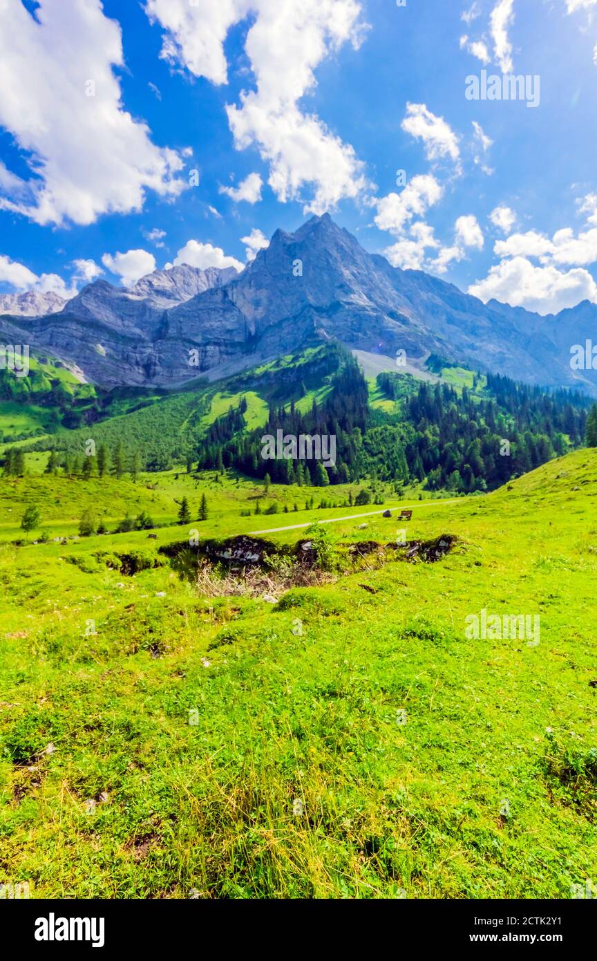 Autriche, Tyrol, Vomp, vue panoramique sur la vallée verte de l'auberge en été Banque D'Images