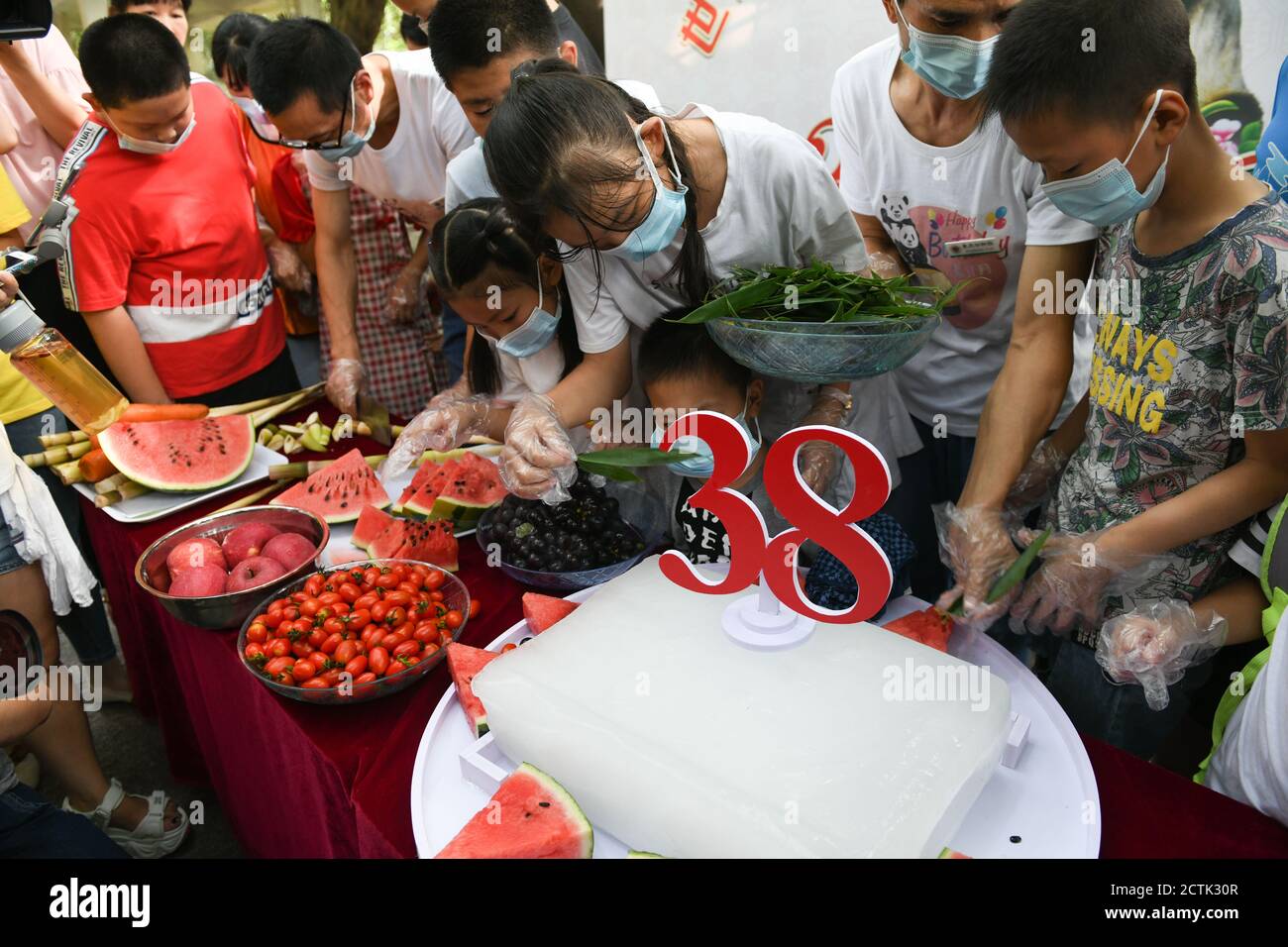 Les gens font un gâteau pour Xin Xing, un panda captif de 38 ans et le plus ancien au monde, dans la maison de panda à Chongqing, en Chine, le 15 août 2020. Banque D'Images