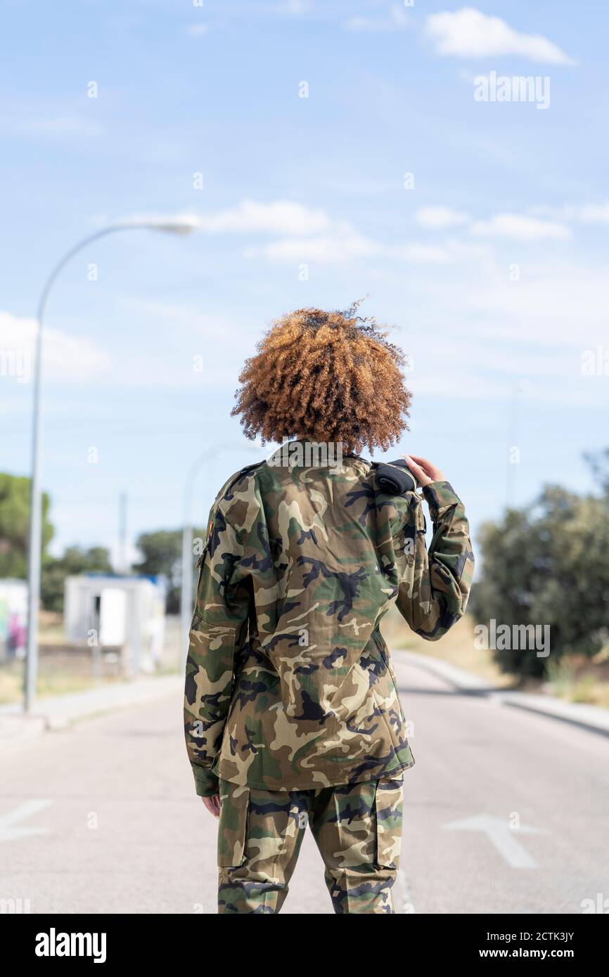 Militaire debout dans la rue pendant la journée ensoleillée Banque D'Images