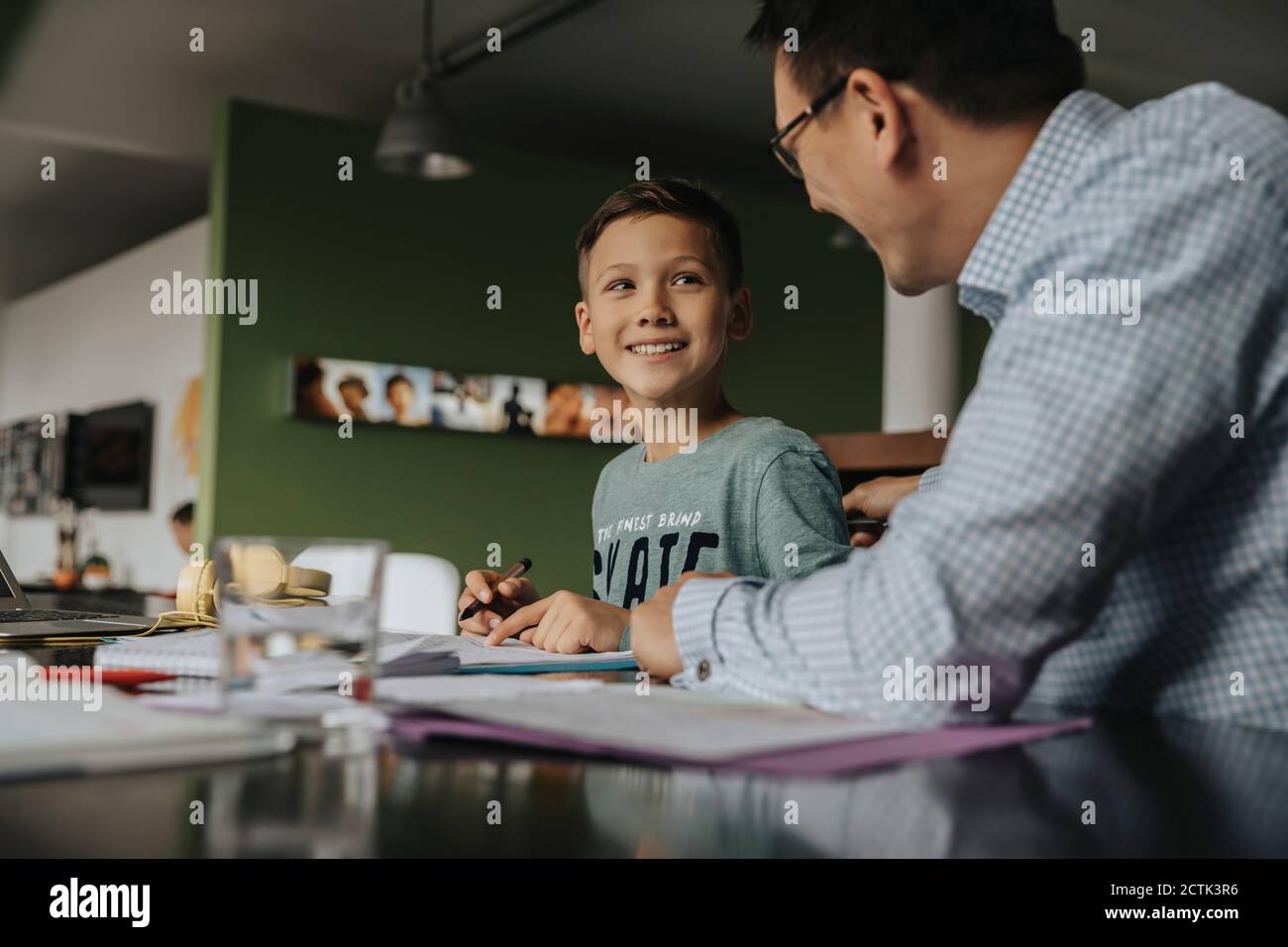 Père Fils d'aider avec ses devoirs Banque D'Images