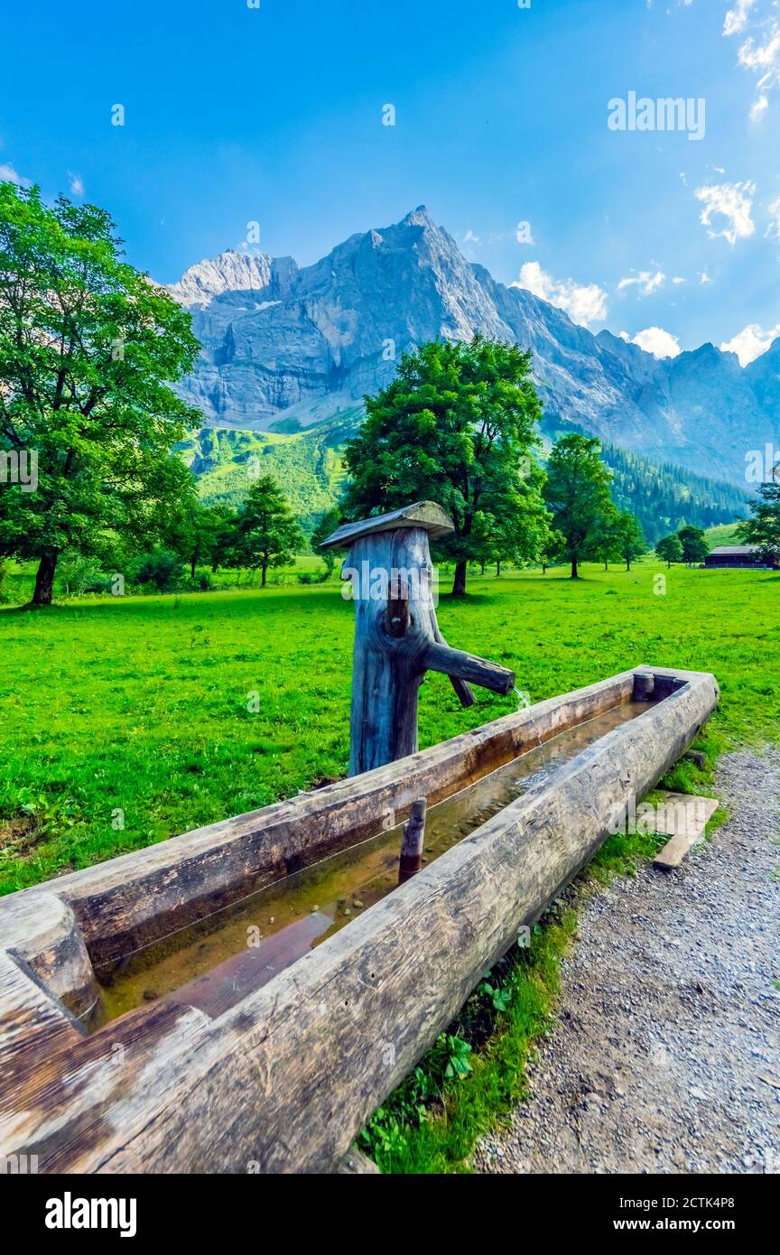Cuvette d'eau rustique dans la vallée de Lower Inn Banque D'Images