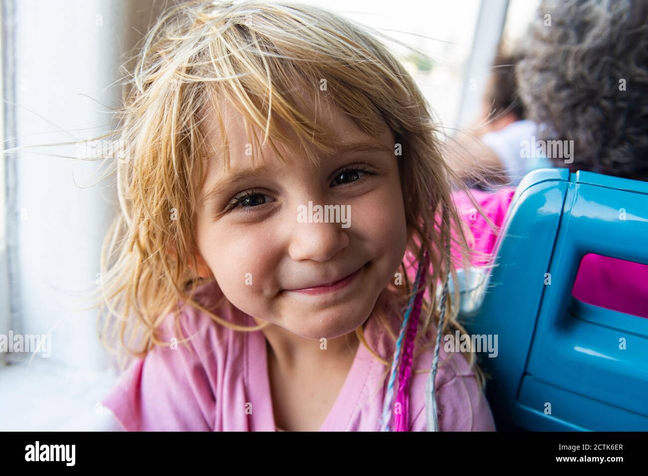 Portrait d'une petite fille blonde souriant à l'appareil photo Banque D'Images