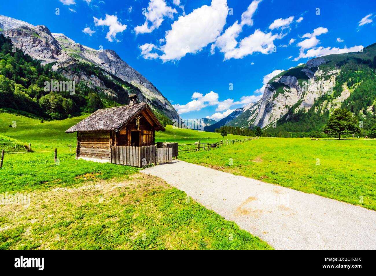 Autriche, Tyrol, Vomp, cabane rustique dans la vallée de l'auberge inférieure pendant l'été Banque D'Images