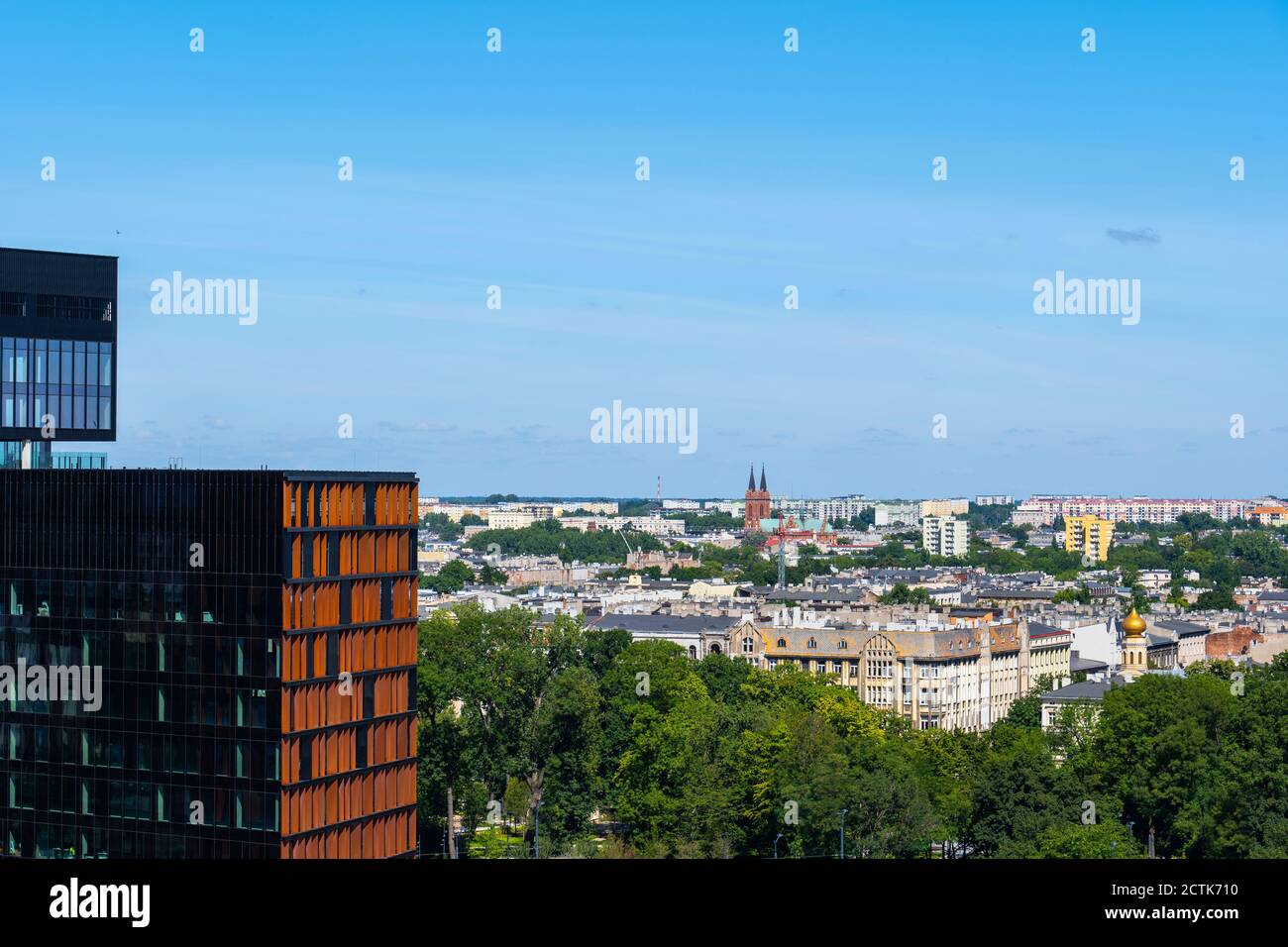 Pologne, Lodz, ciel sur la ville avec gratte-ciel en premier plan Banque D'Images