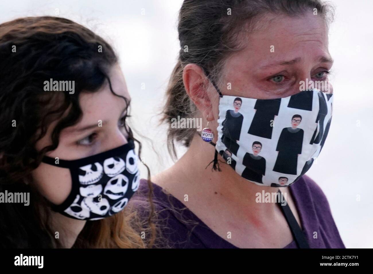 Washington. 23 septembre 2020. Les boureurs pleurent comme ils paient des respects comme le juge Ruth Bader Ginsburg se trouve dans la posture sous le Portico au sommet des marches avant de l'édifice de la Cour suprême des États-Unis, le mercredi 23 septembre 2020, à Washington. Ginsburg, 87 ans, est décédé d'un cancer le 18 septembre. Crédit: Andrew Harnik/Pool via CNP | usage dans le monde crédit: dpa/Alay Live News Banque D'Images